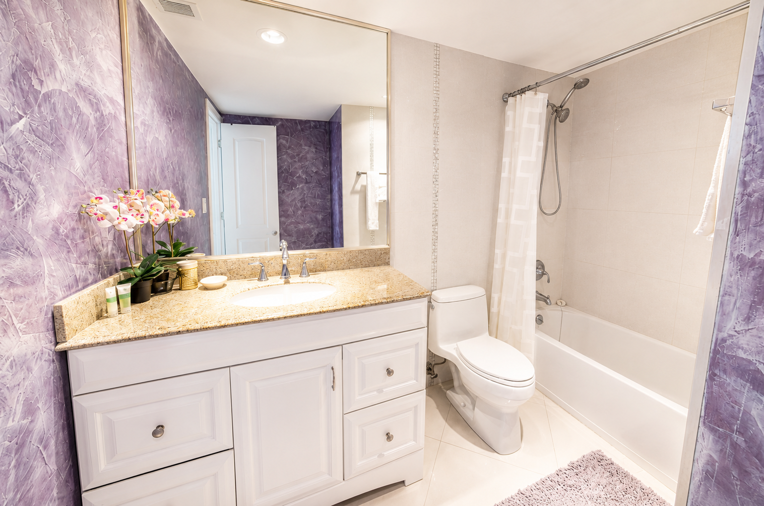 Full Bathroom - We provide towels but we don't replace them during the stay !