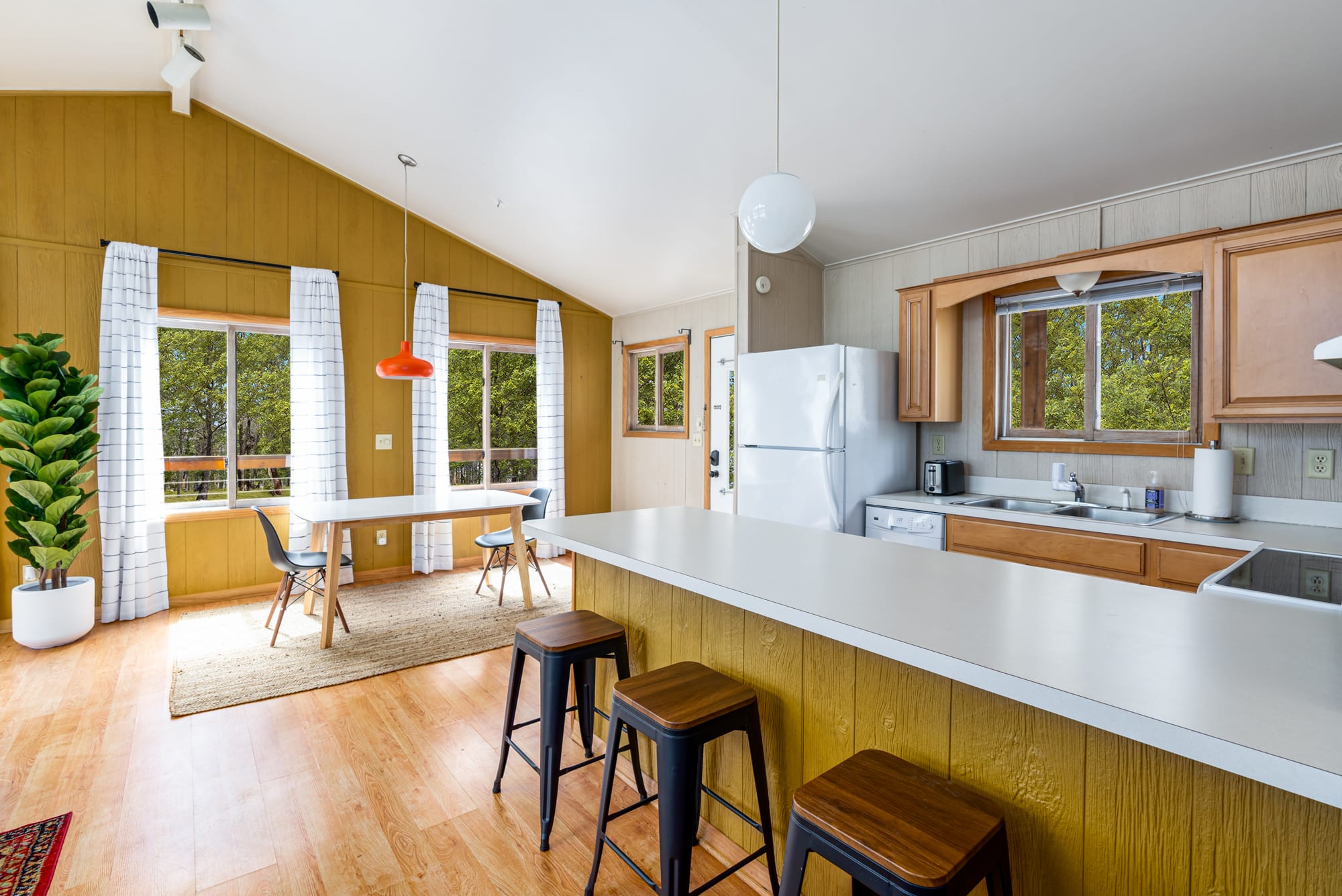 There is a full kitchen and dining area, The kitchen is being updated when you arrive all new appliances will be ready for your use, There will also be a fresh coat of paint and some new decor. 