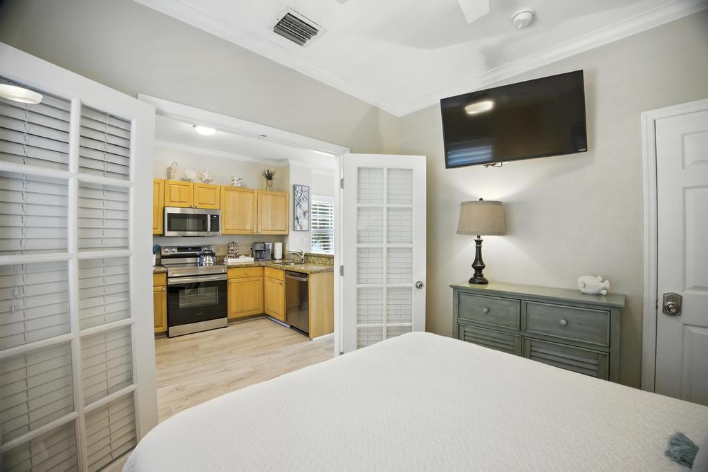 Downstairs Guestroom, Queen Bed