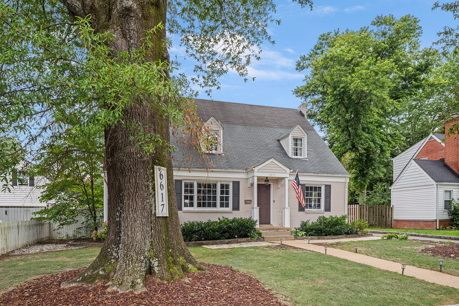 Charming Exterior: Unwind on the porch in a beautifully landscaped garden under the Virginia sun!