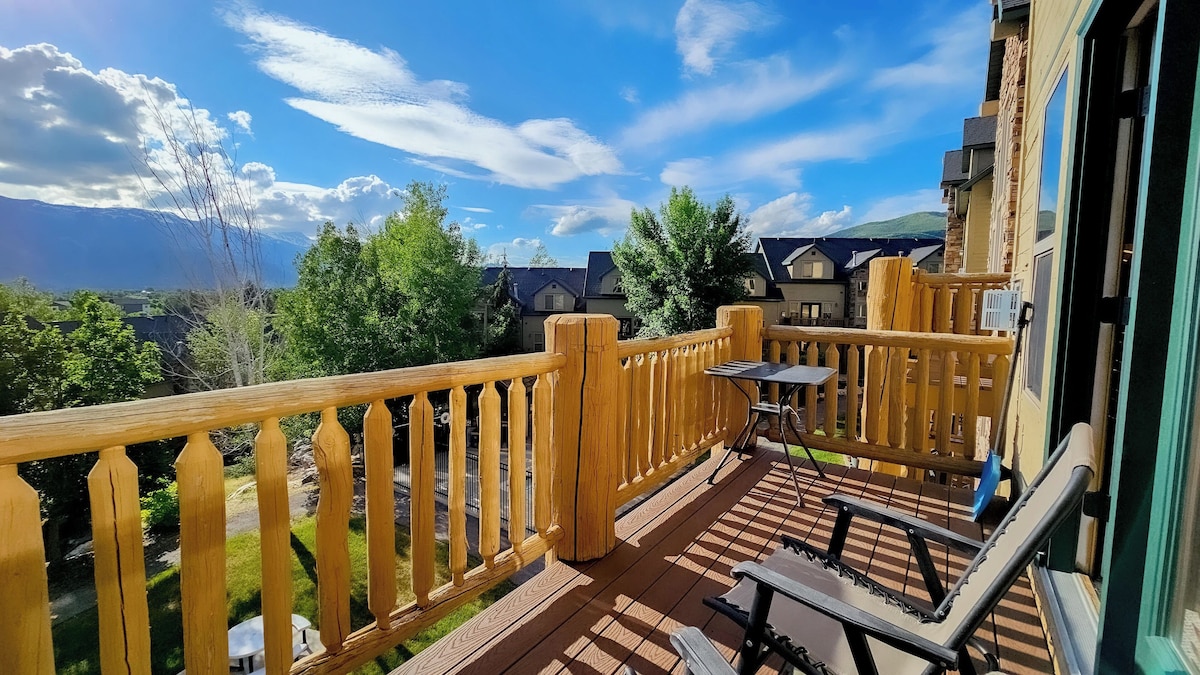 Enjoy tranquil settings with breathtaking mountain views from your deck.