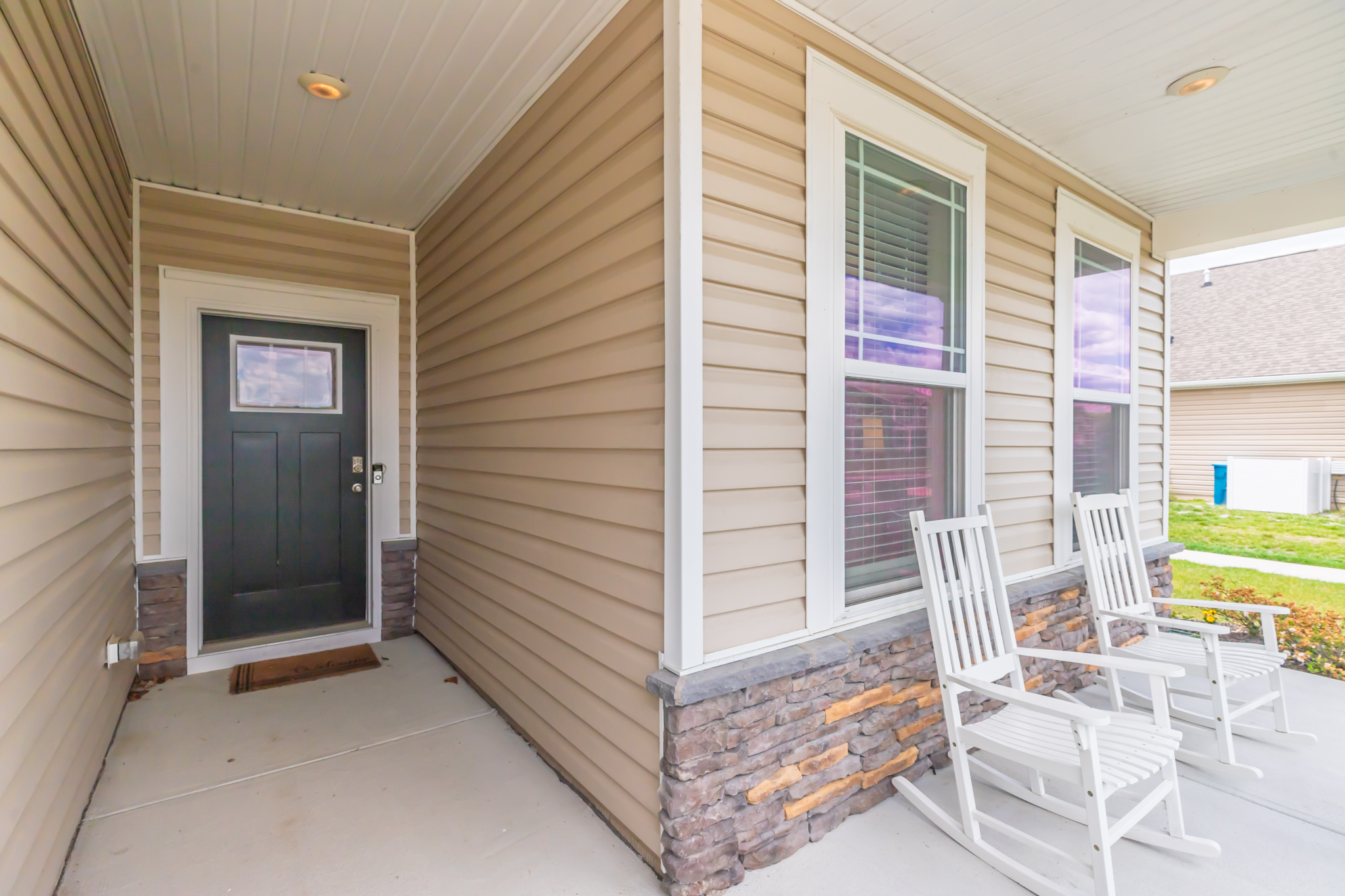 Step inside effortlessly through a spacious, step-free doorway—ideal for luggage, strollers, and easy beach gear access