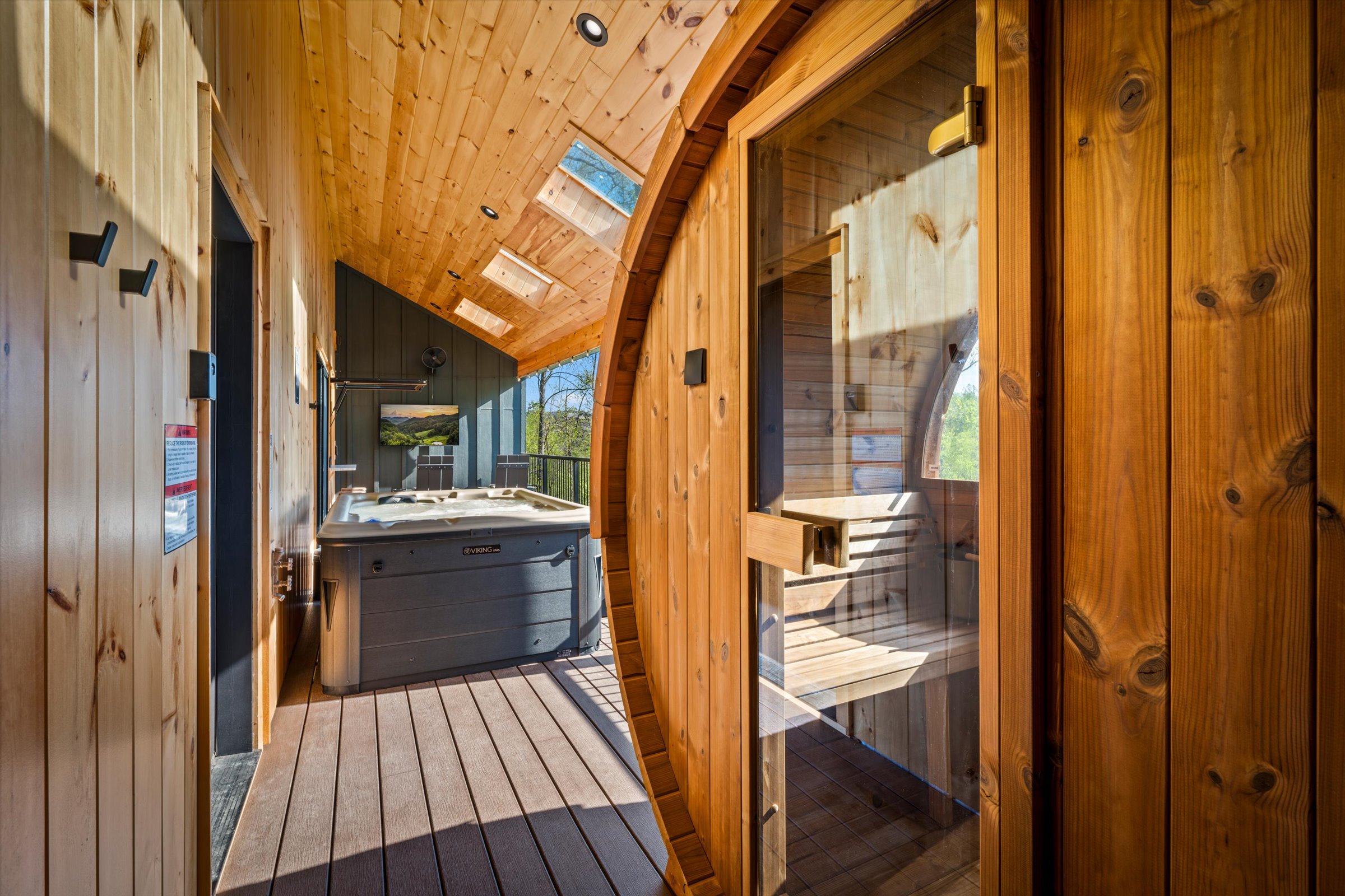 Two-person barrel sauna and hot tub