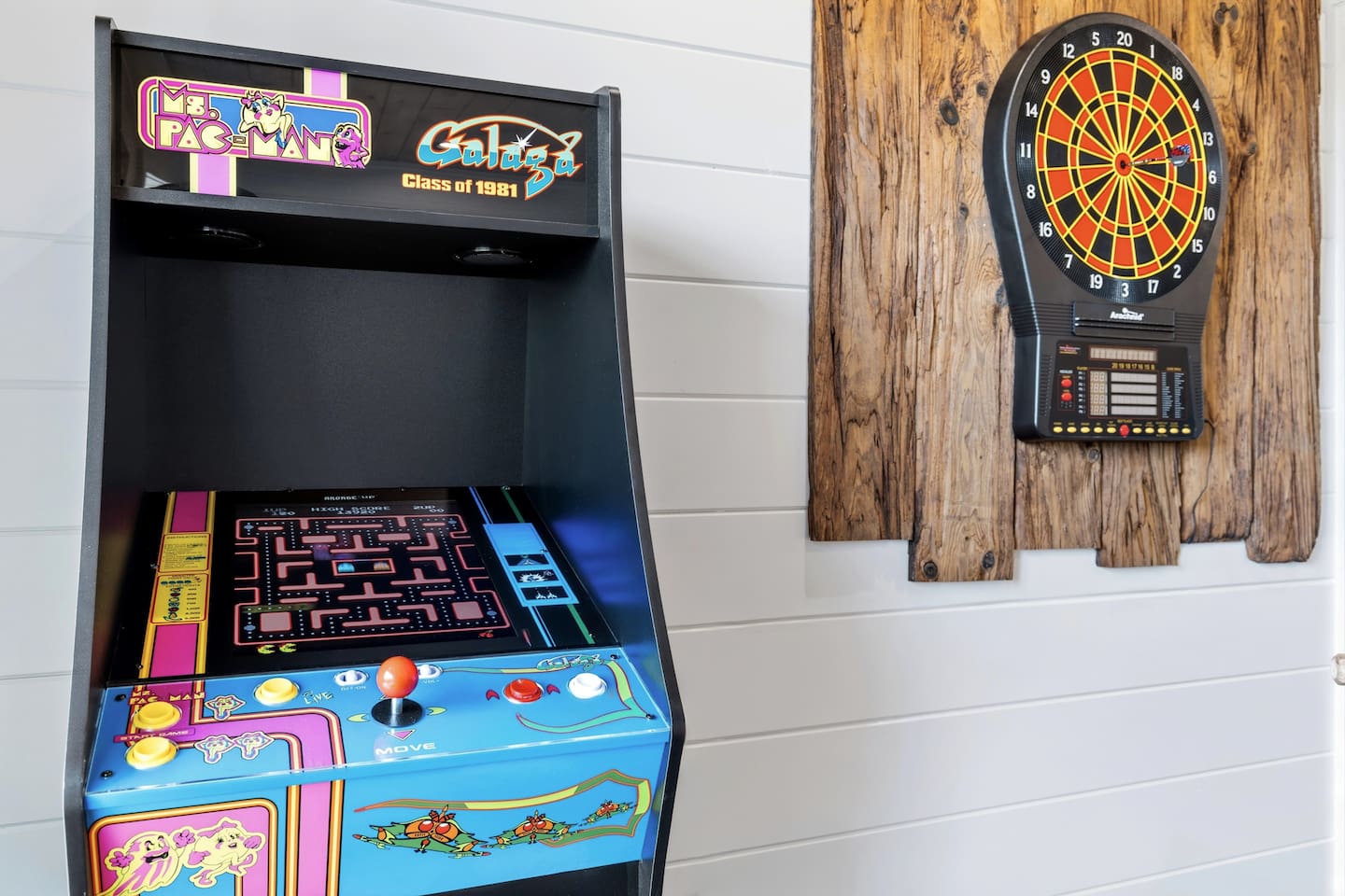 12 arcade games in one machine: Ms. Pac-Man, Galaga, Galaga '88, Galaxian Dig Dug, Dig Dug II, Mappy, Rally-X, Rolling Thunder, Rompers, Tower Of Druaga, King and Balloon. 39 games on the Arachnid Cricket Pro 800 Dart Board!