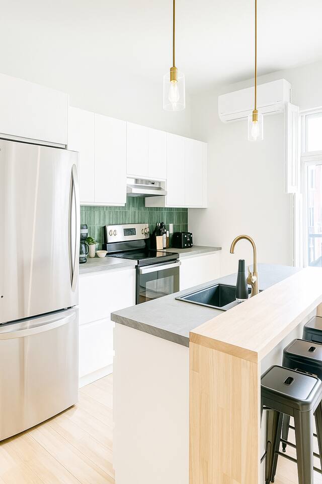 Cuisine entièrement équipé (four, frigidaire, lave-vaisselle, micro-onde, cafetière) et tout le nécessaire pour cuisiner :)