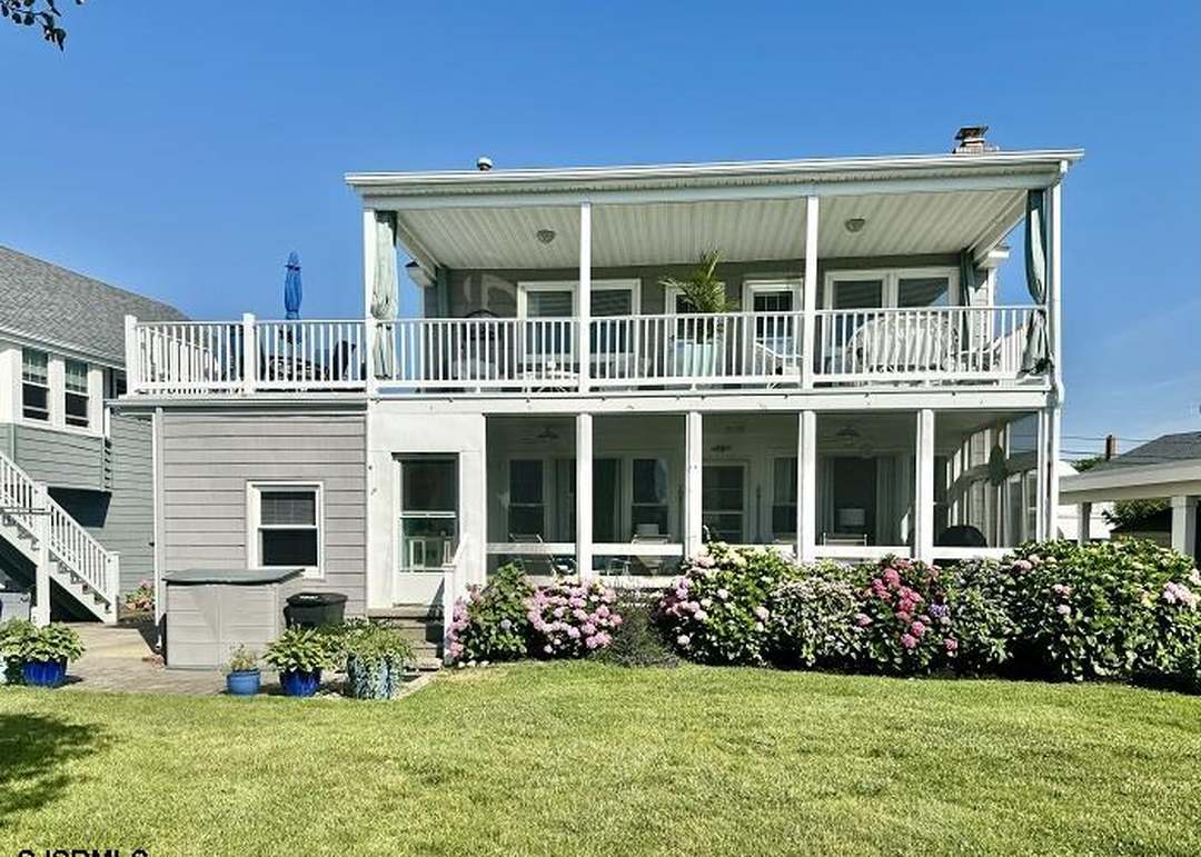 Exterior_Backyard_Patio_Deck.