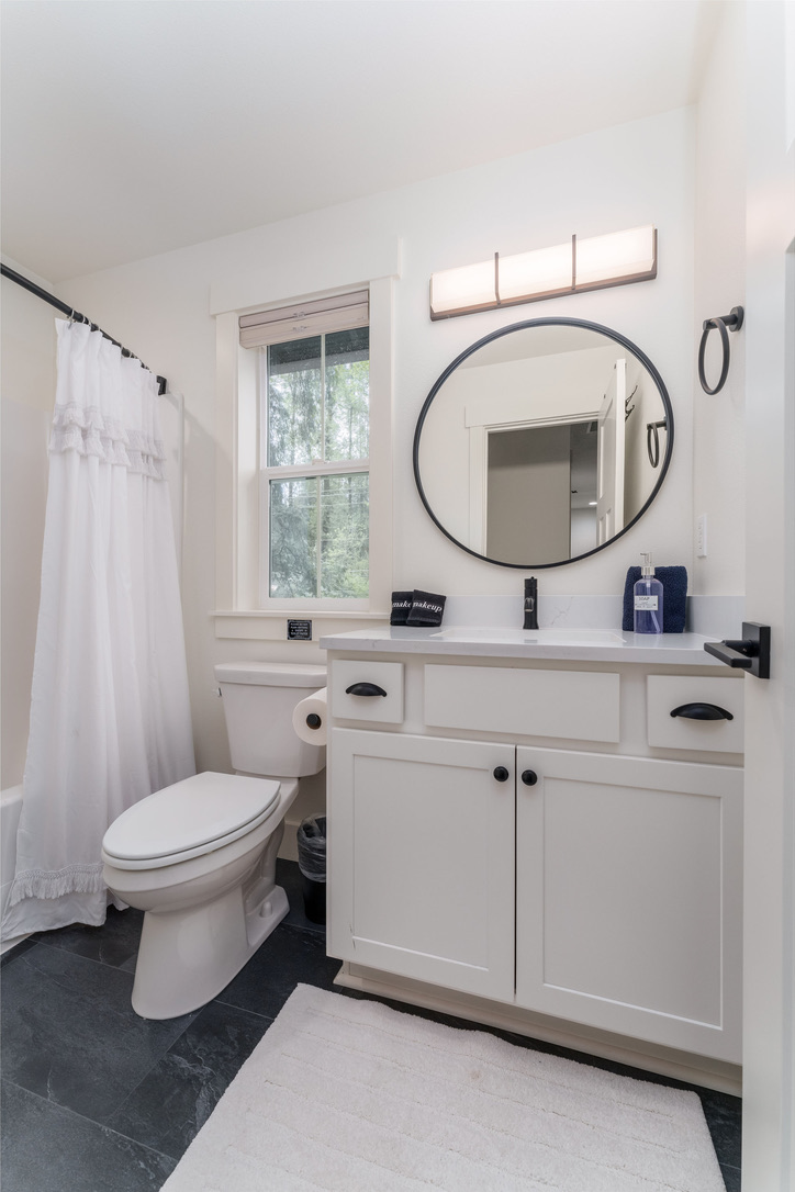 Mt Hood Hideaway Full bathroom with shower/tub
