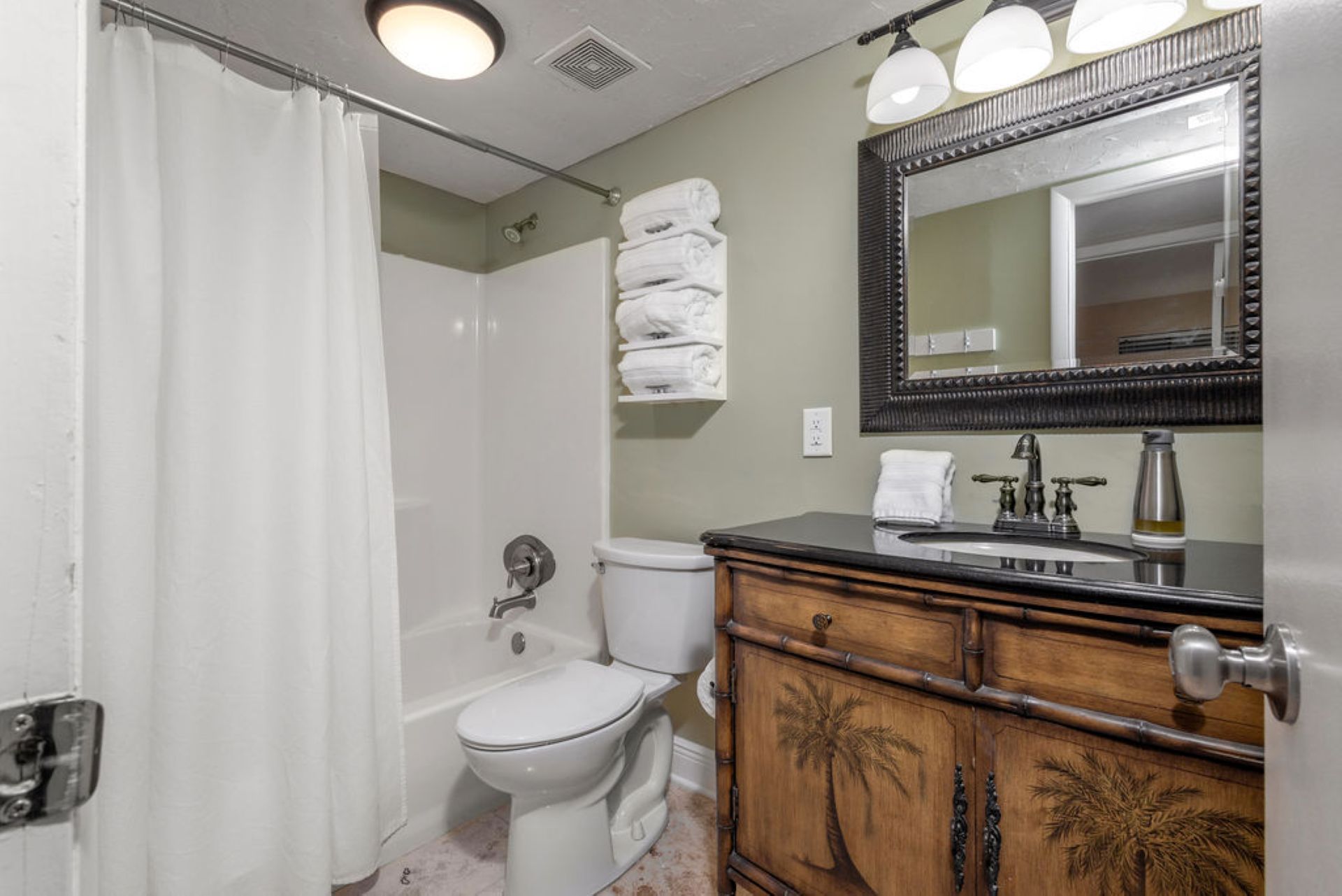 Front main full bathroom