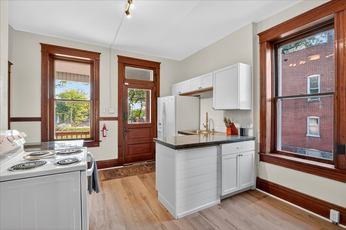 Kitchen with large windows, ideal for cooking.