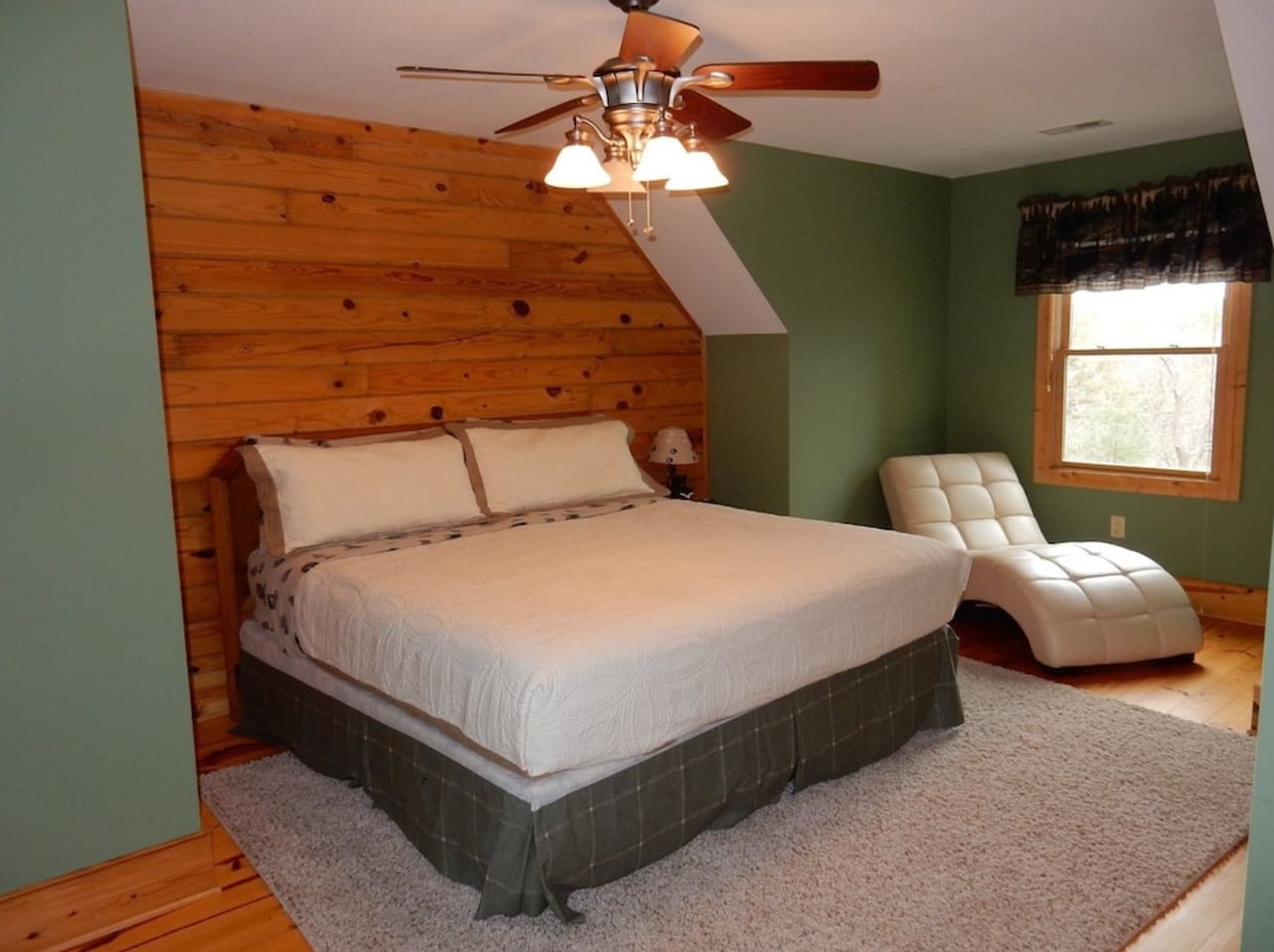 Bedroom #2 on upper level of the cabin 