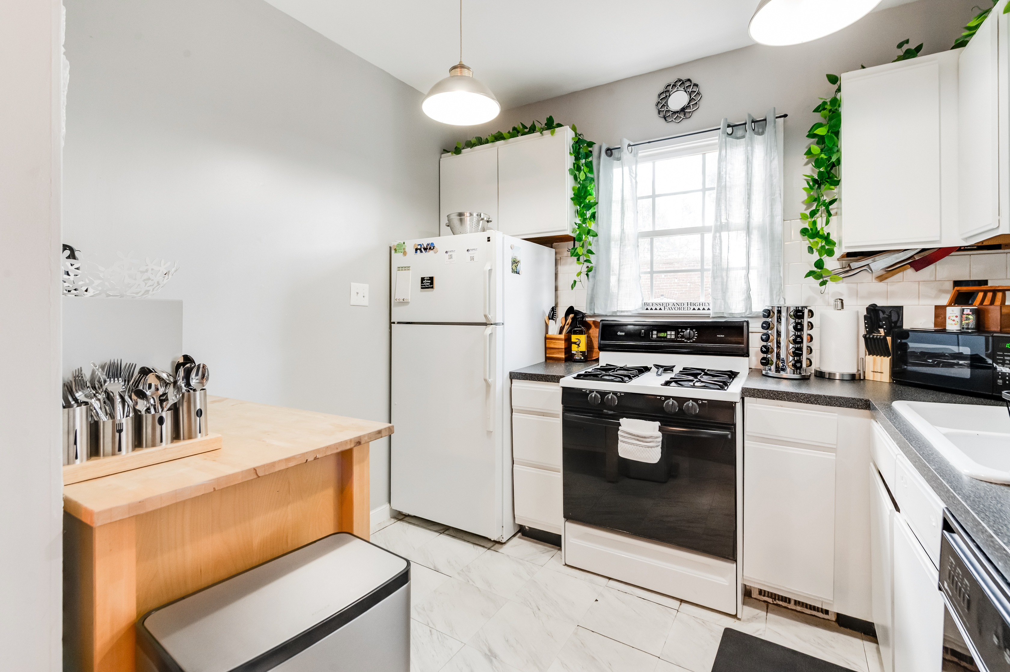 Kitchen: Bright and functional space, perfect for culinary adventures and memorable meals!