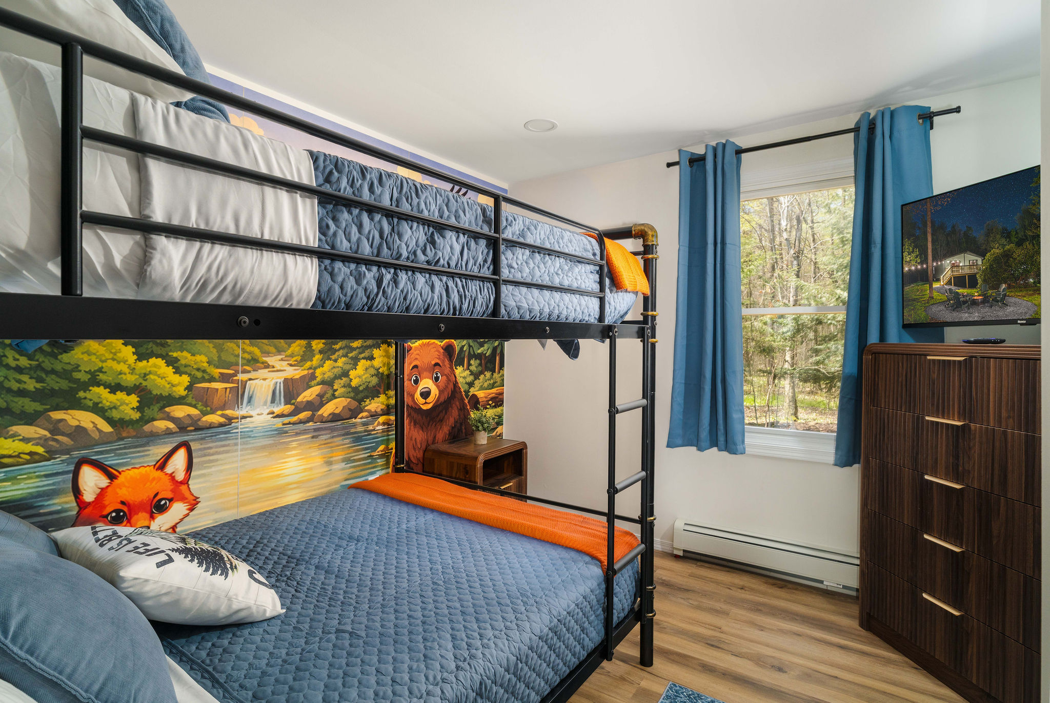 🦊 The Kids' Adventure Room — a full-over-full bunk under a forest mural.