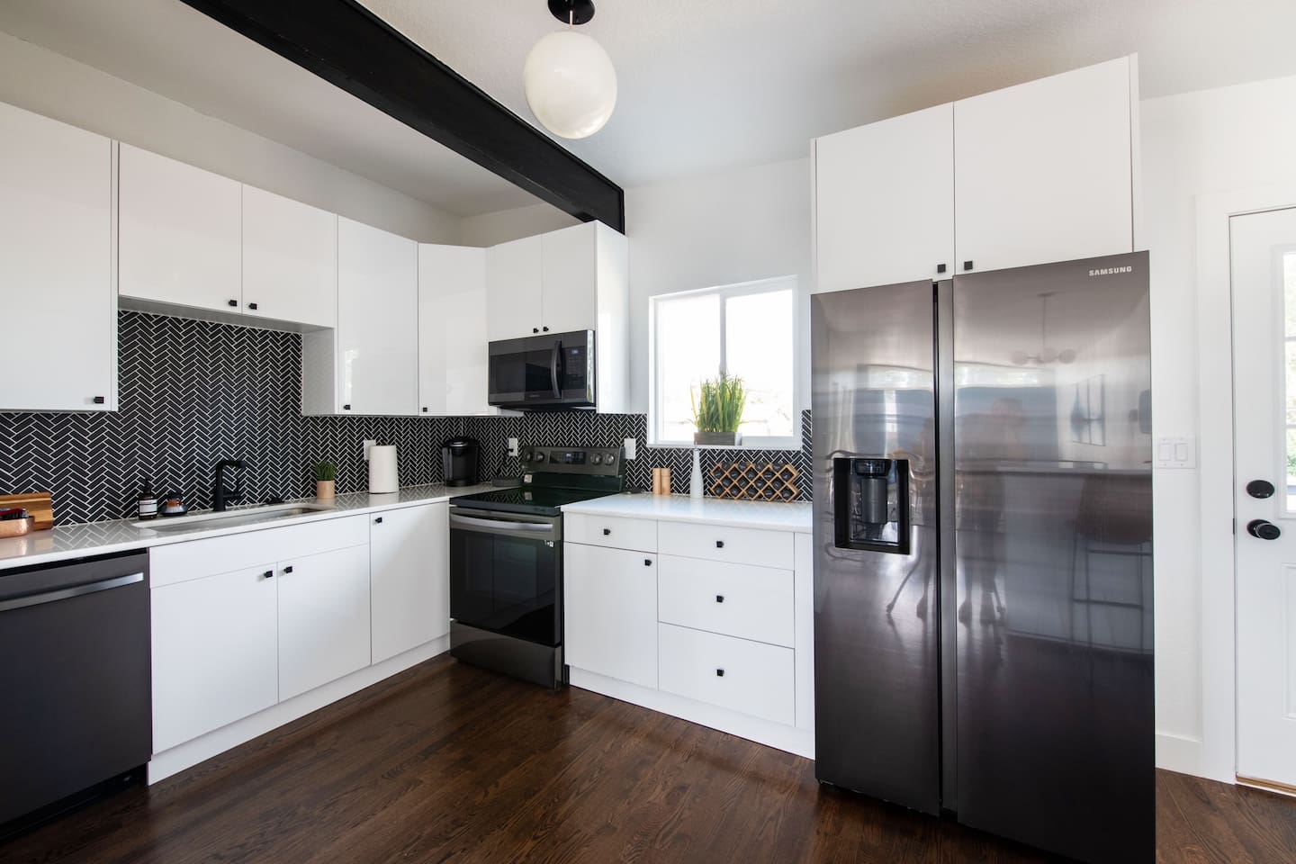 Fully equipped chef’s kitchen with stainless appliances and quartz counters.