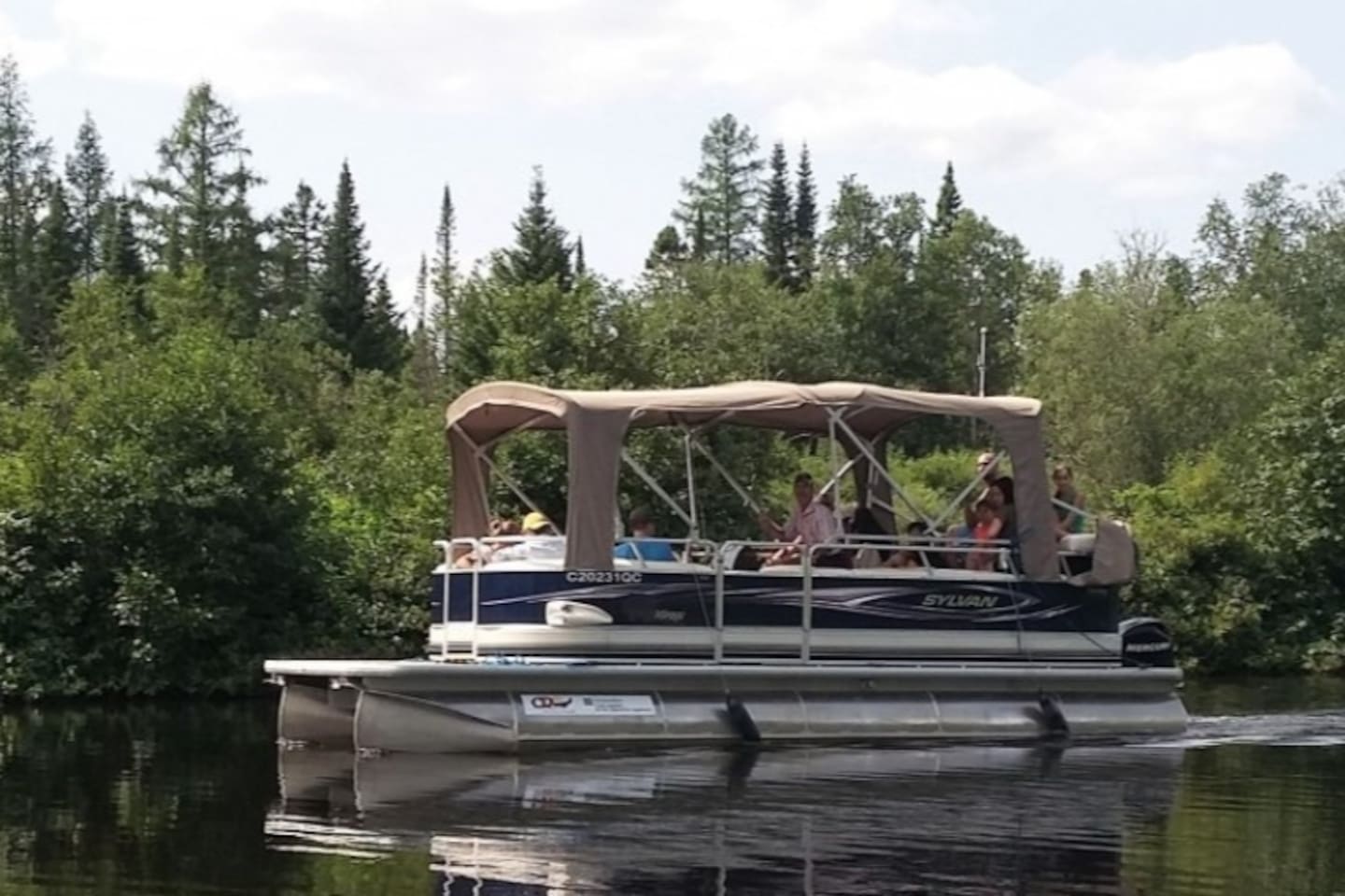Montez à bord de l'Aventurier II. Découvrez la vrai nature de la rivière Noire Nord-Ouest le temps d'une charmante croisière en ponton !