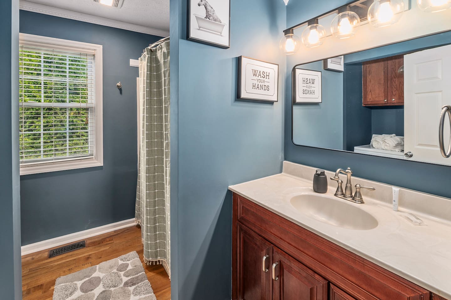Full bathroom in The Cottage