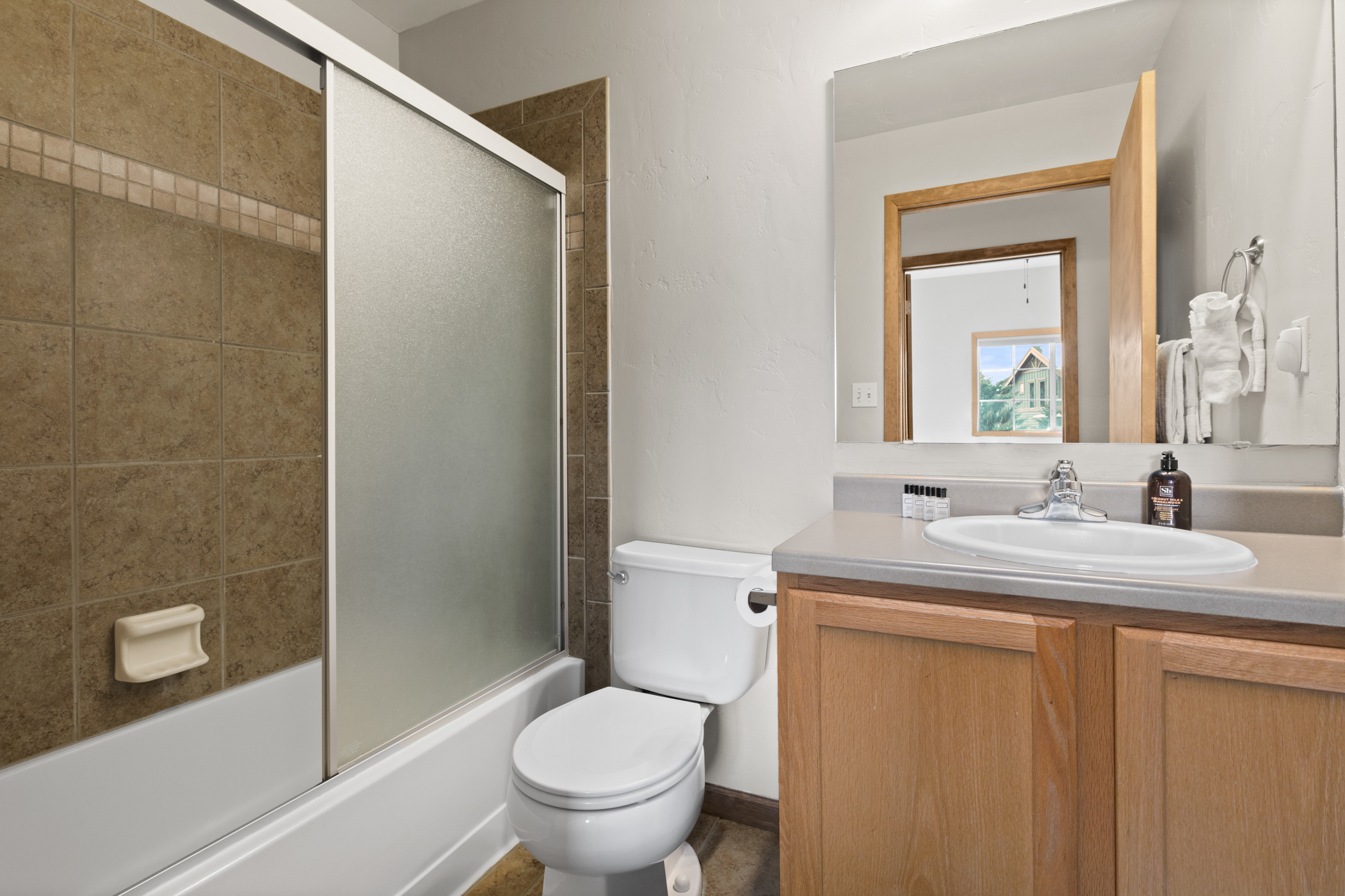 Shared Bathroom 2 with tub/shower combo