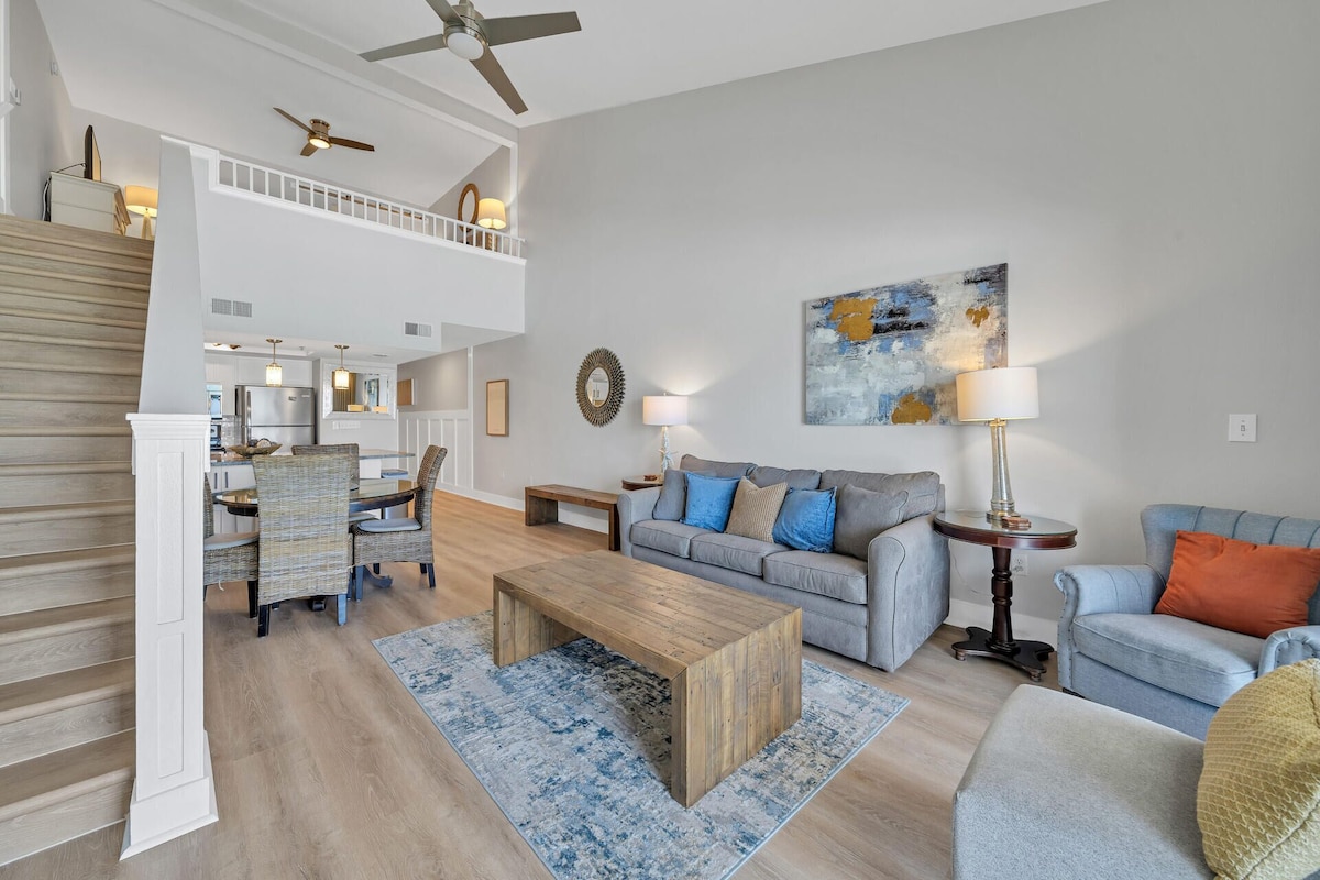 Stunning Oceanfront on Crystal Beach with 2 King beds. Beach service included. 6