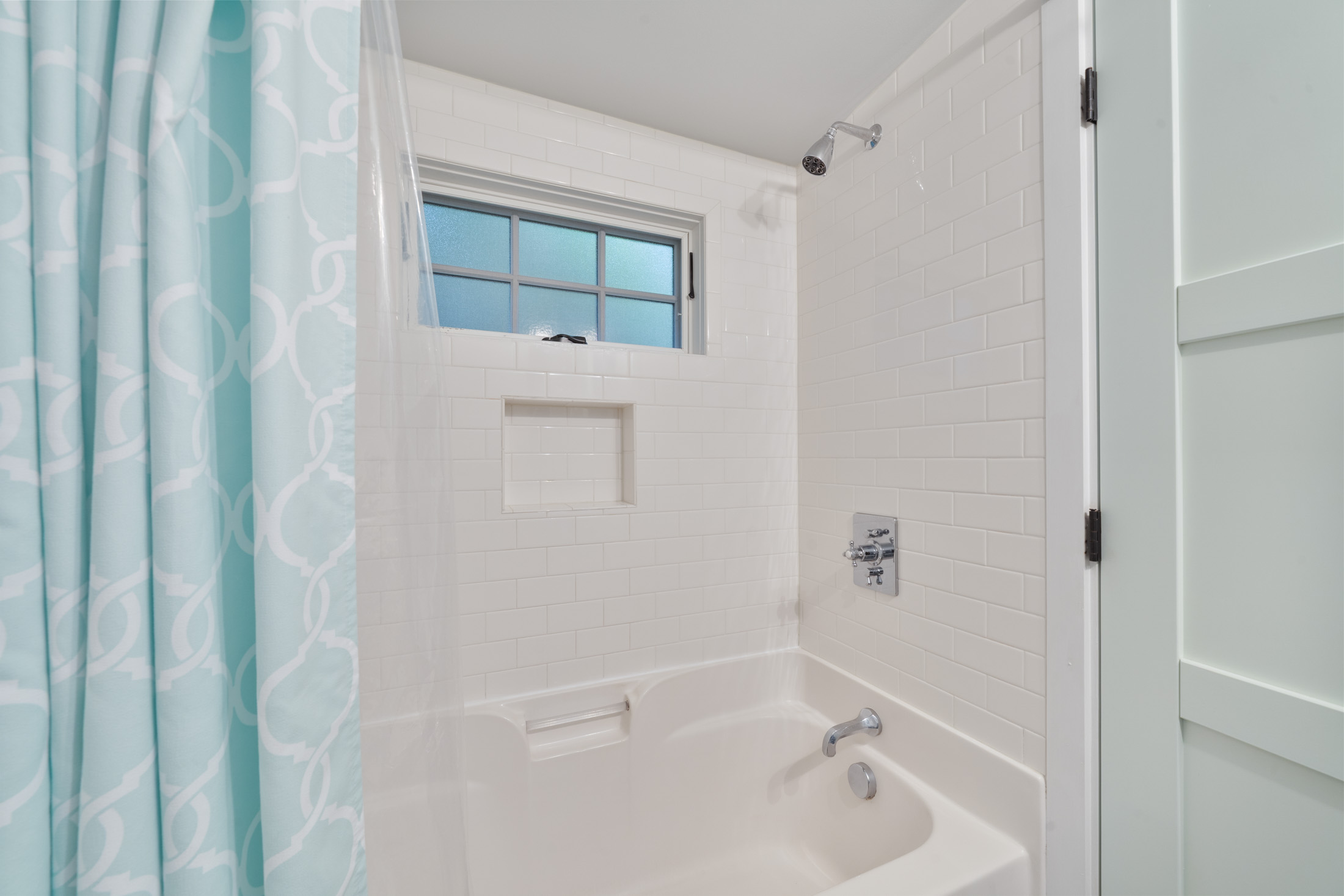 COTTAGE SIZE PRIMARY EN SUITE FULL BATH WITH SHOWER & TUB COMBO