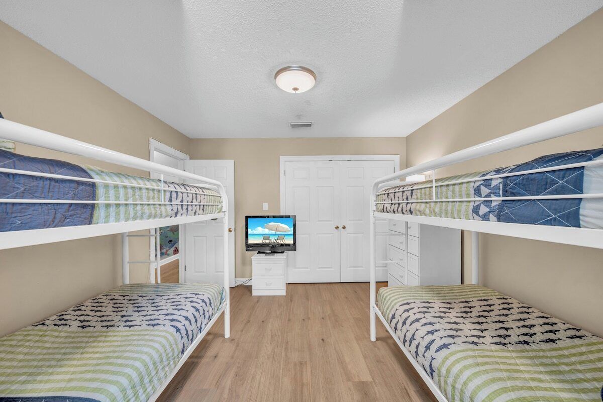 Upstairs bunkroom, tv, desk