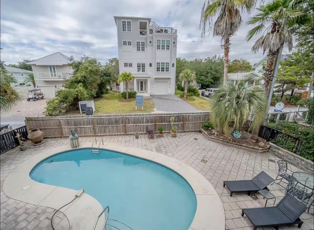 Private resort style pool - heat available Sept - March for $50/day