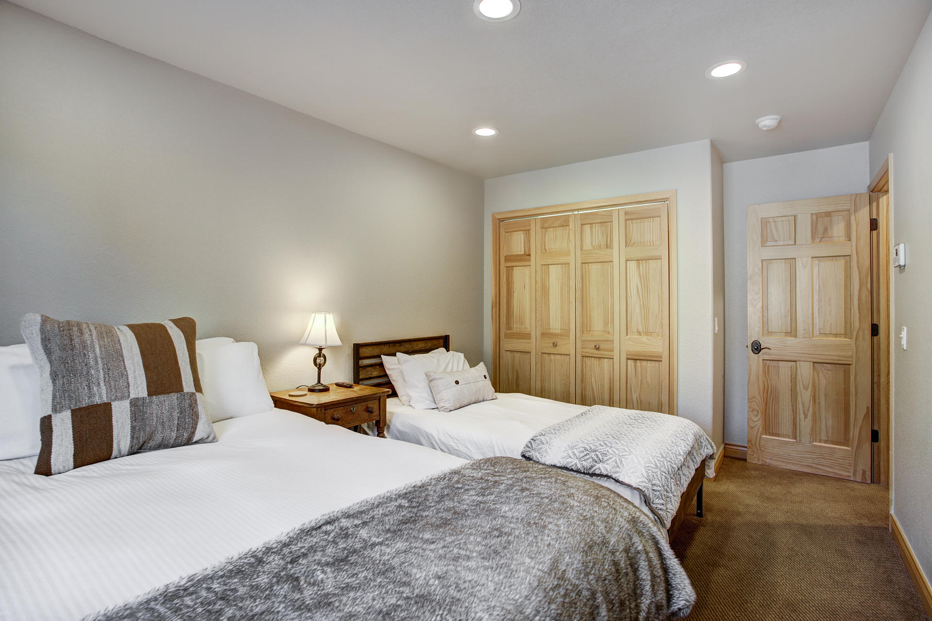Bedroom #6 - Queen Bed + Twin Bed (Lower Level)