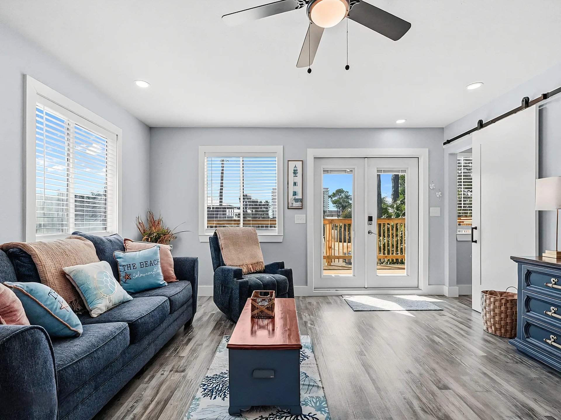 Biltmore Beach Coastal (2nd floor) living area with sofabed