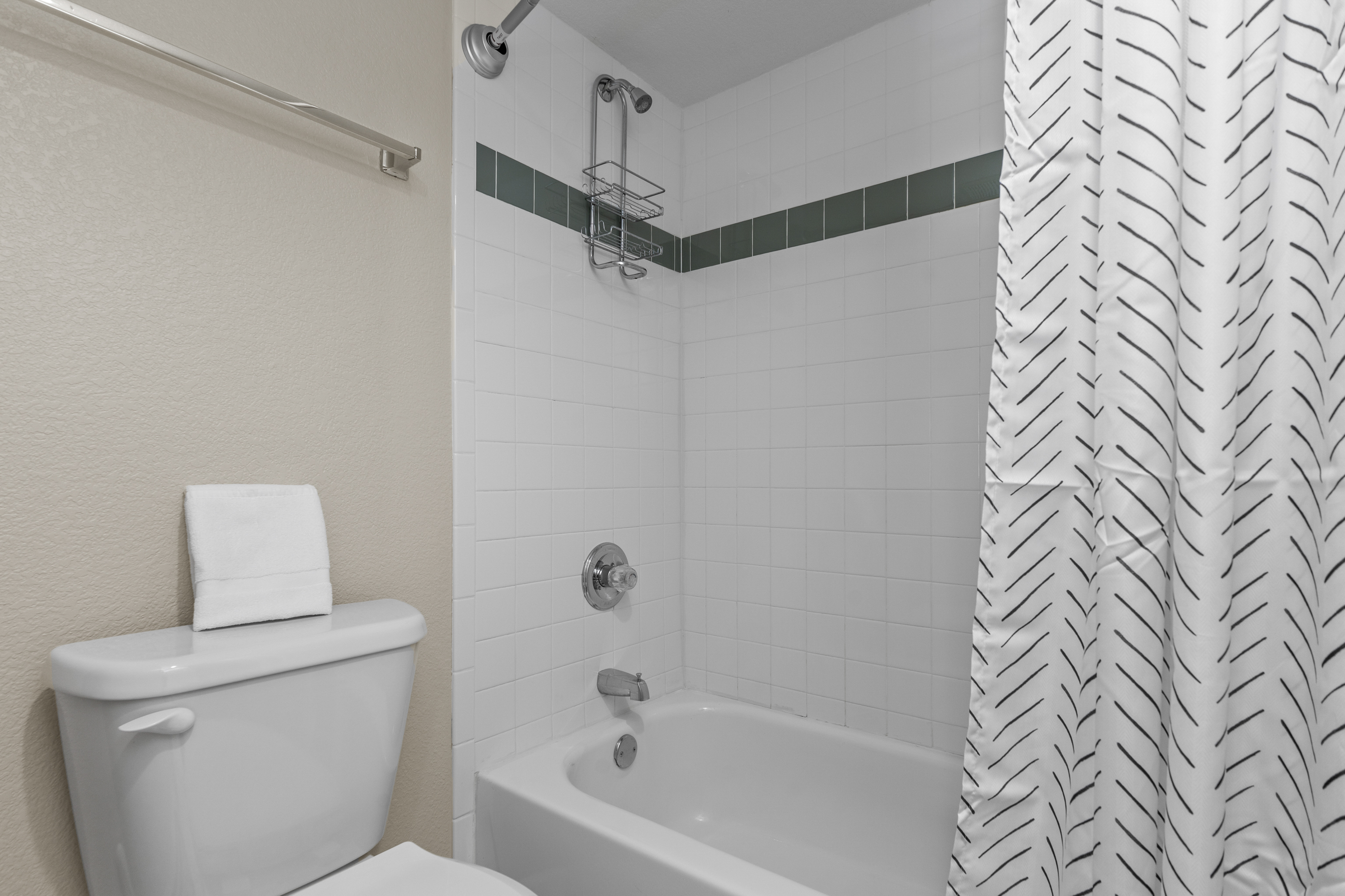 Ensuite Bathroom 1 | Toilet and BathTub