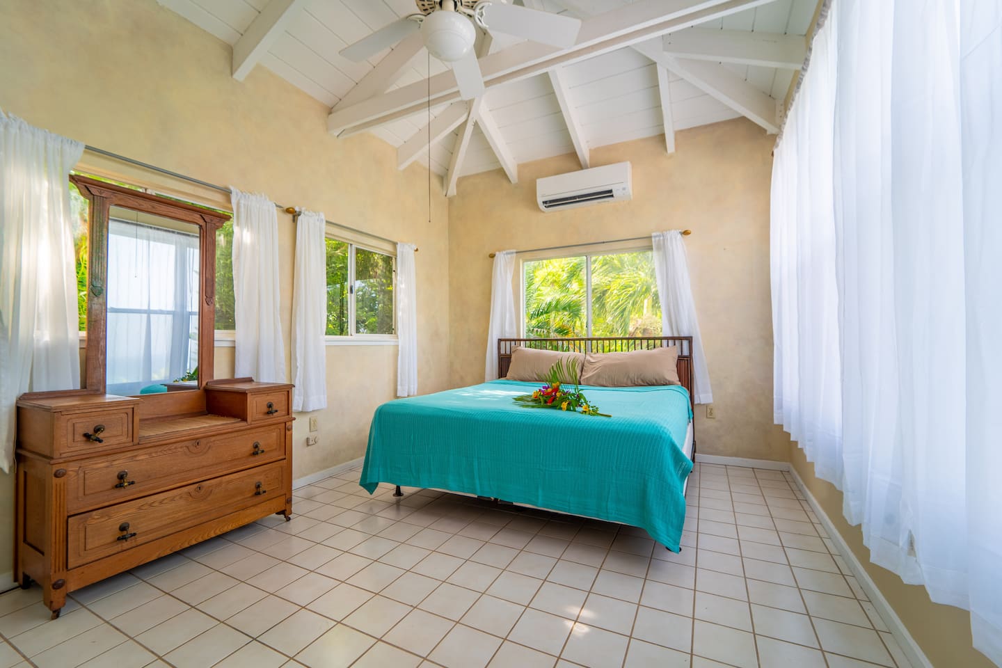 Bedroom 2 (King Bed)