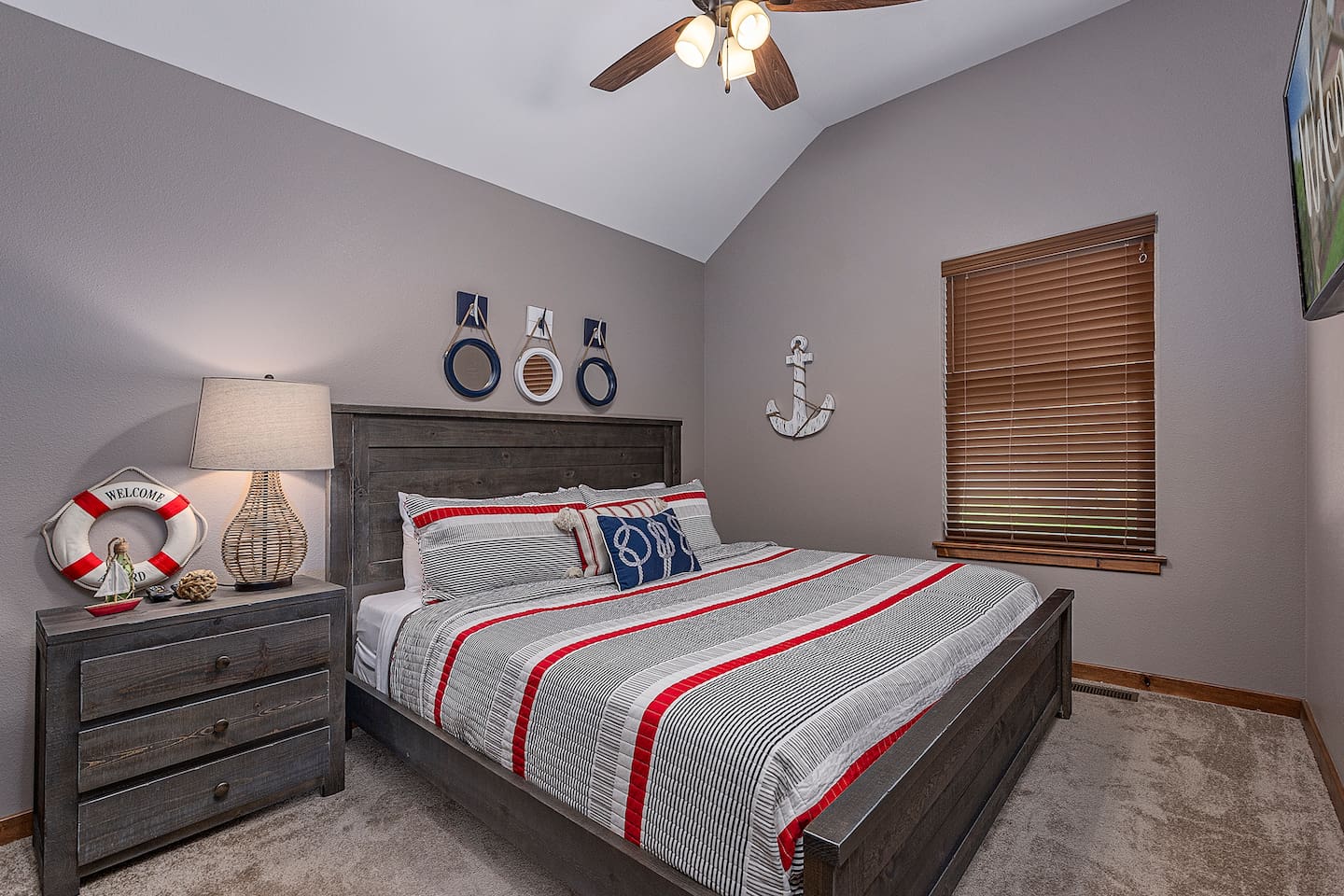 Upper Level King Bedroom w/40" Smart TV. Bathroom right outside door