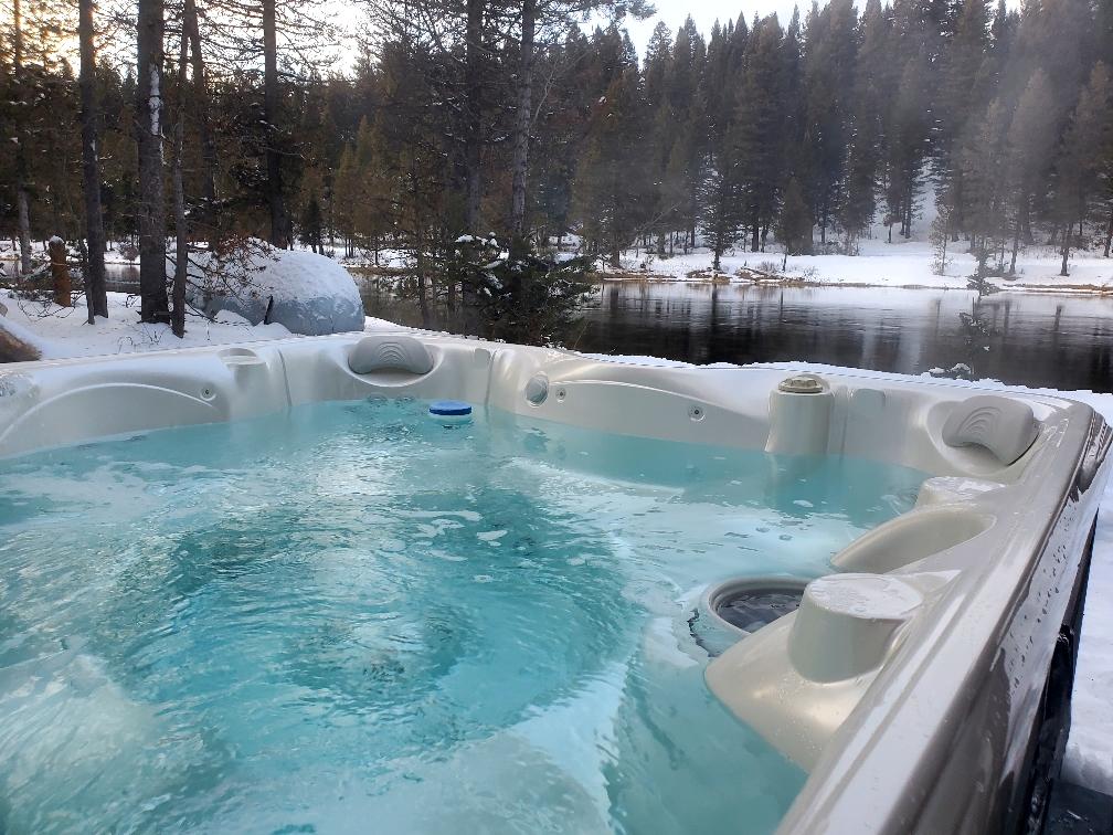 Come enjoy the hot tub in the snow (Jan 2026)
