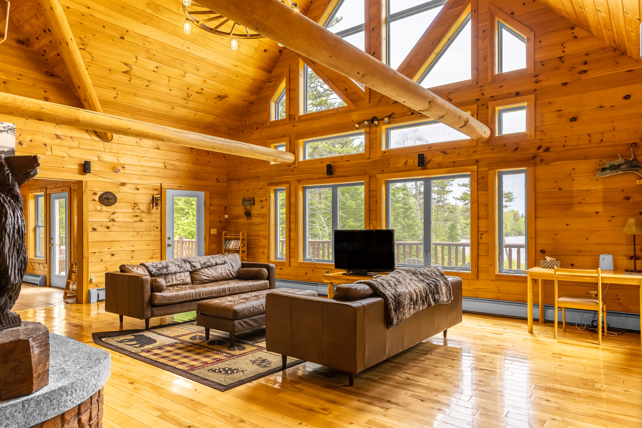Living room overlooking the lake. Comfortable leather couches, TV with surround sound, DVD player, Roku, workspace area, fast WIFI, huge windows with amazing lake views. This is the spot to enjoy company of your family and friends.