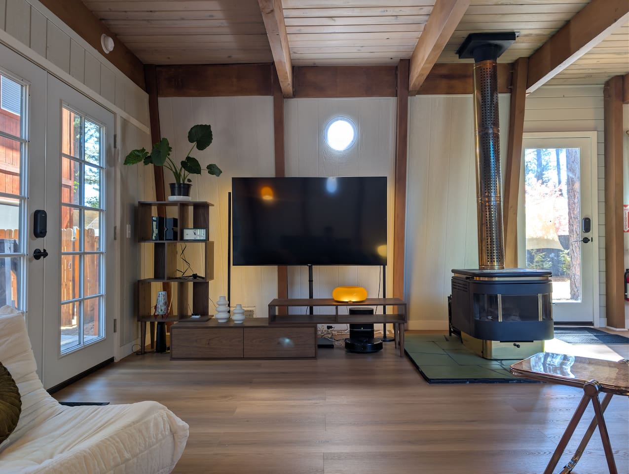 Unwind by the warm wood-burning stove or stream your favorite movies on the big screen with Roku smart TV navigation.