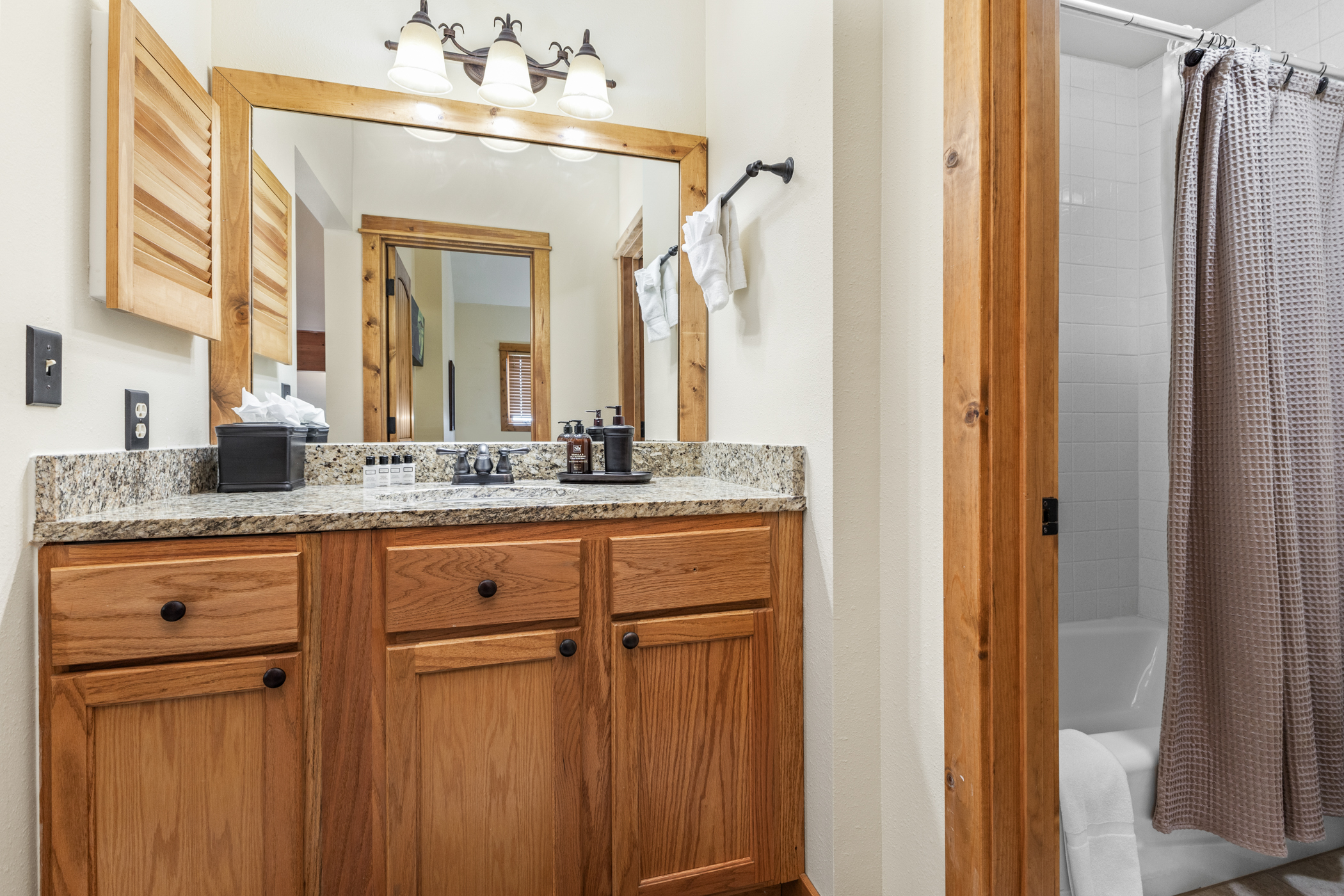 3rd Floor Bathroom #2 | Tub/Shower