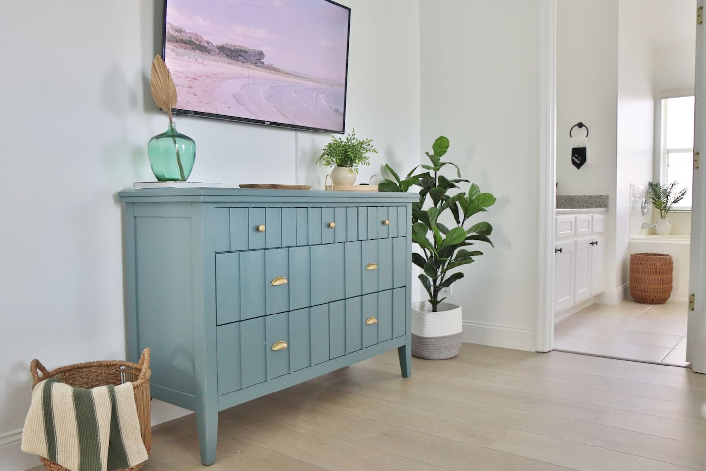 Plenty of drawers to place your belongings during your stay