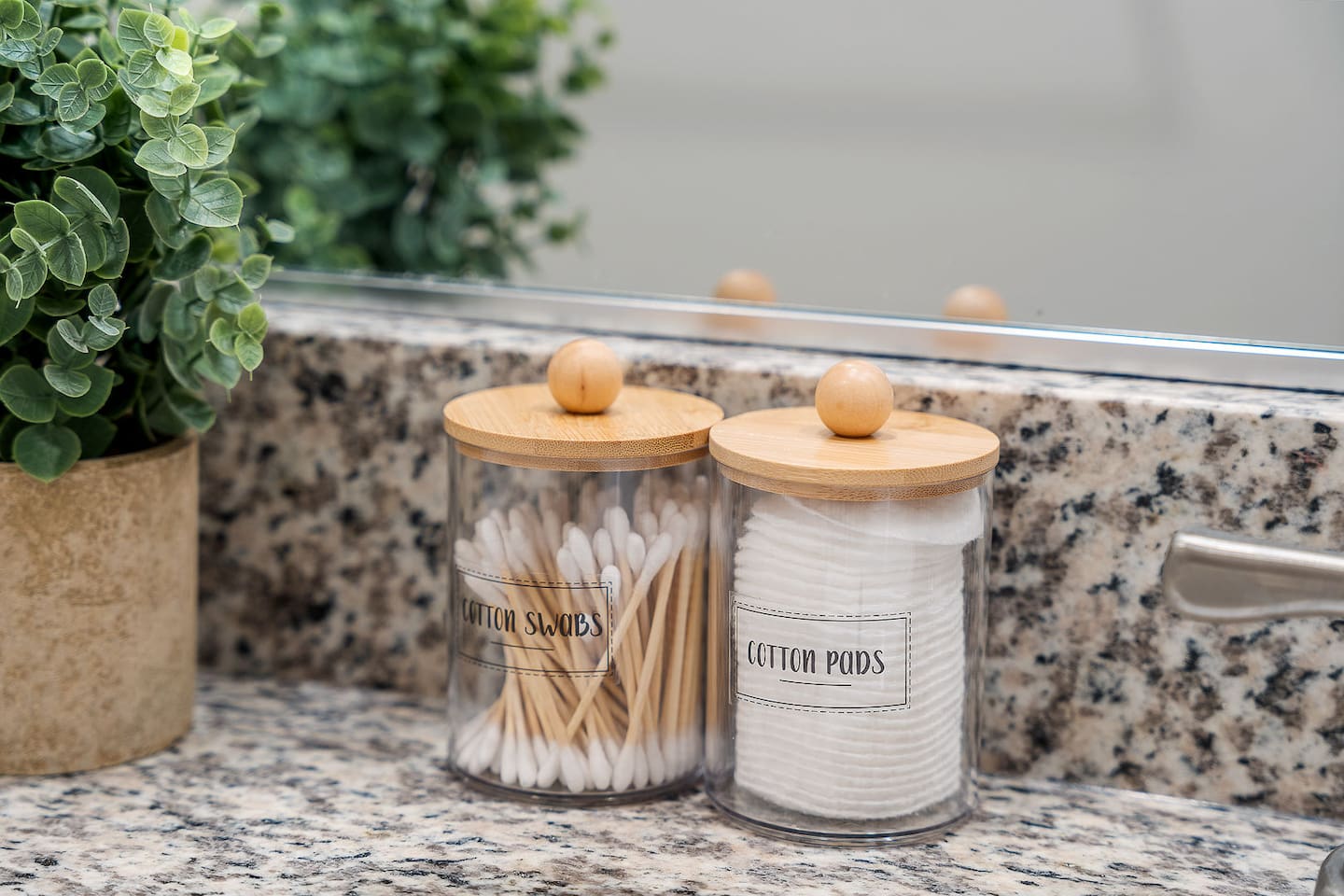 Stay prepared with these neatly organized cotton swabs and pads. The addition of a small plant enhances the serene bathroom atmosphere.