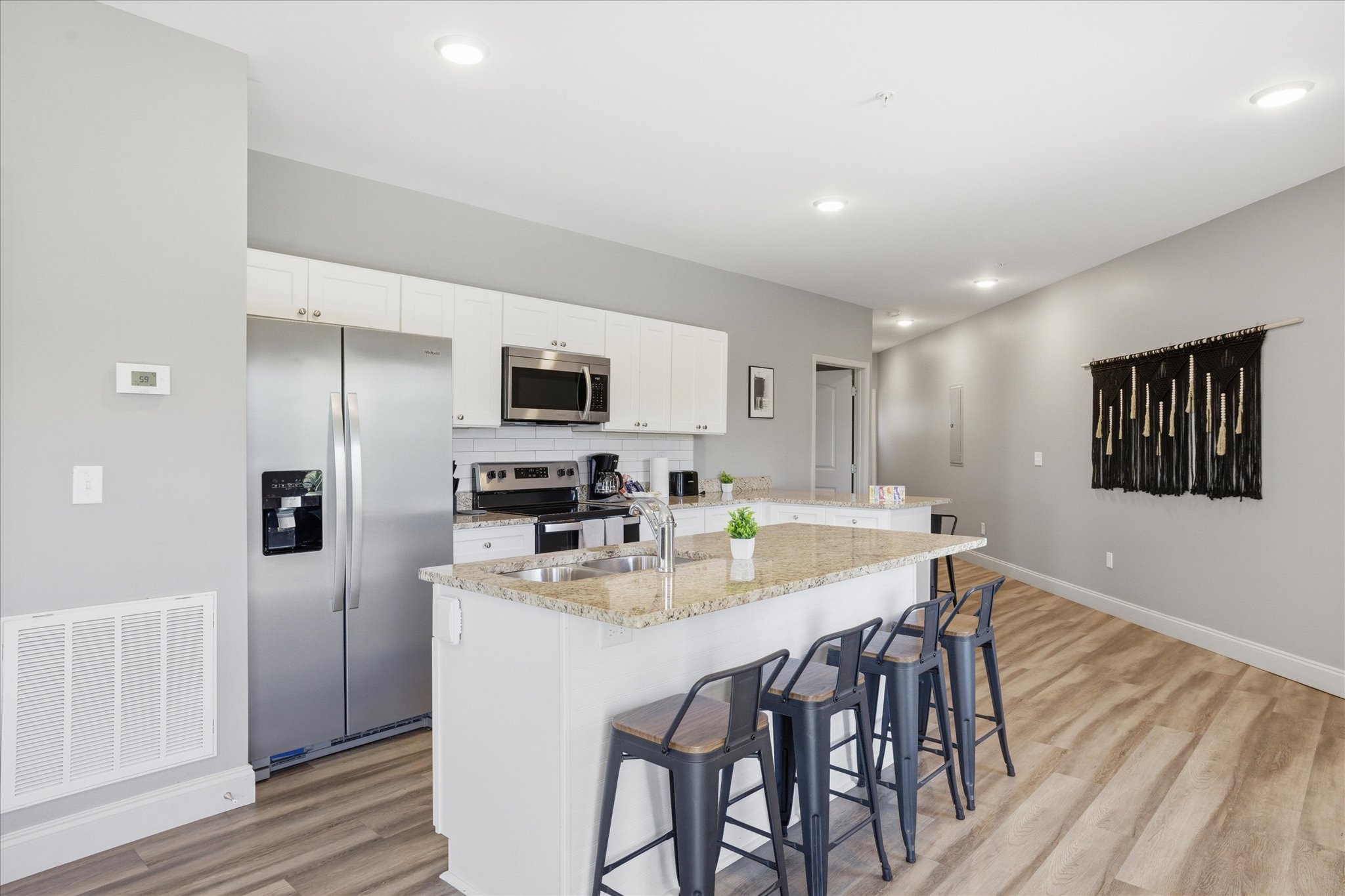 With more room to spread out, this setup in Unit 3 gives you options—grab a seat here, or gather at the second bar area nearby. It’s built for groups that don’t want to feel packed in.
