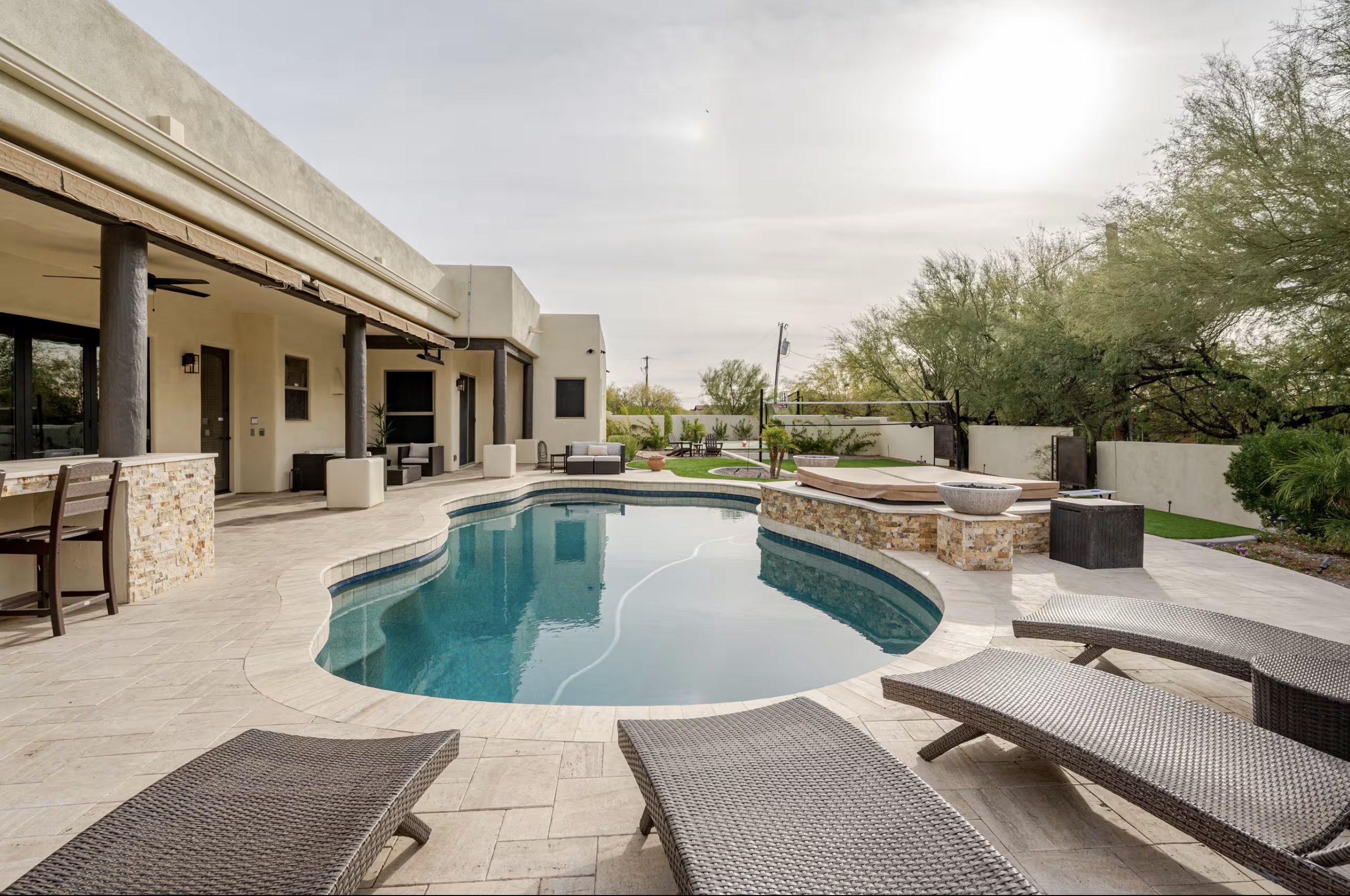 Lounge by the pool 