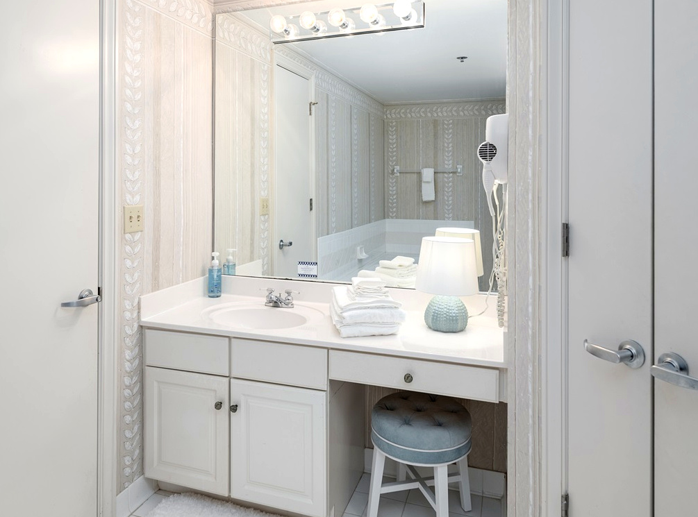 1 of 2 Vanities in Primary En-Suite