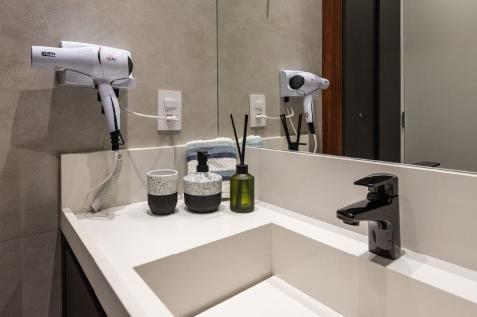 ✨ Bancada espaçosa com amenities premium e secador de cabelo. Conforto no estilo hotel boutique.