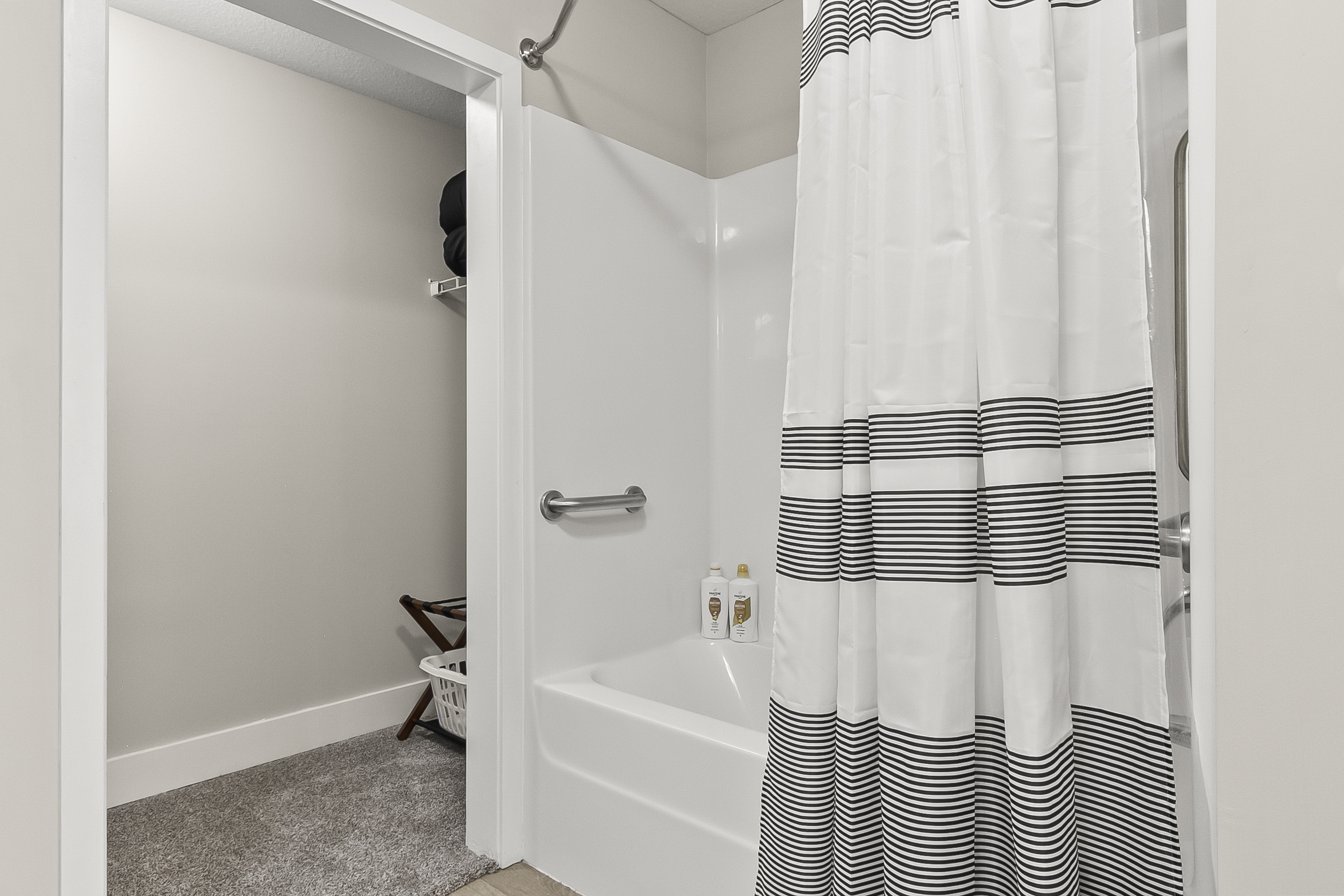 King Bathroom 2