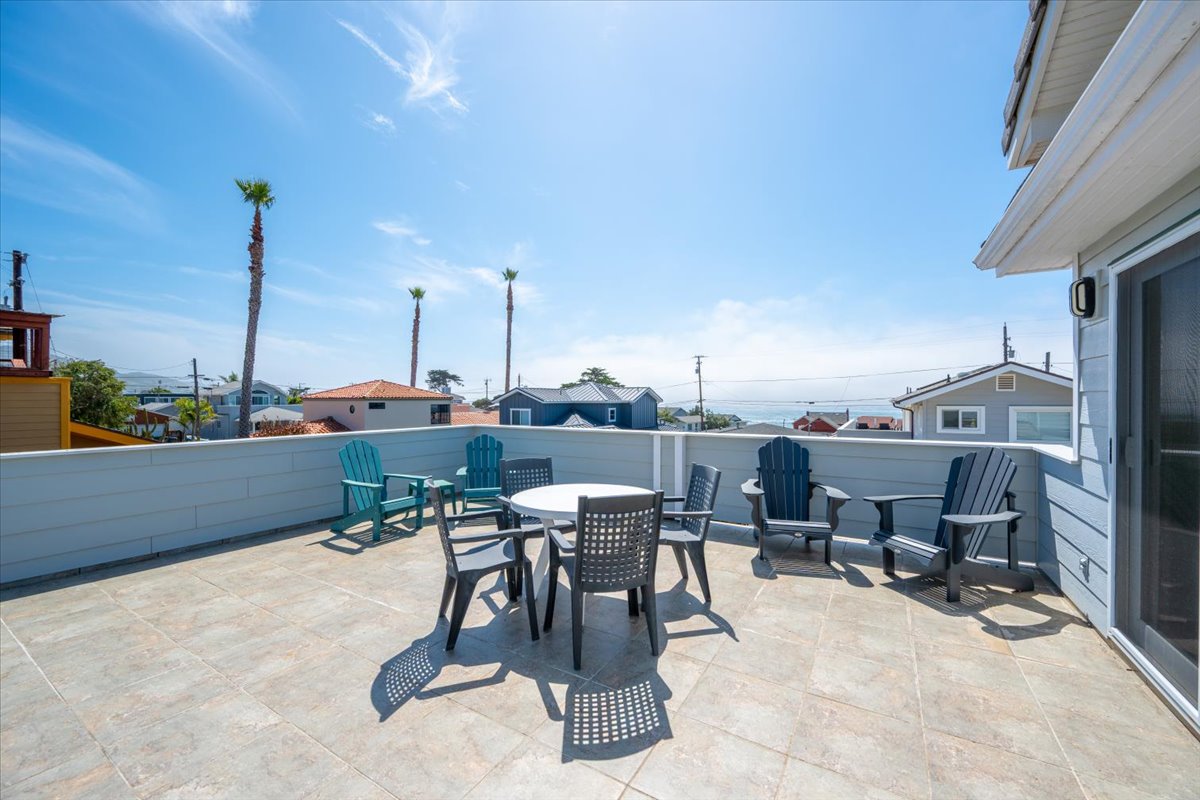 Upstairs South Facing Deck Seating