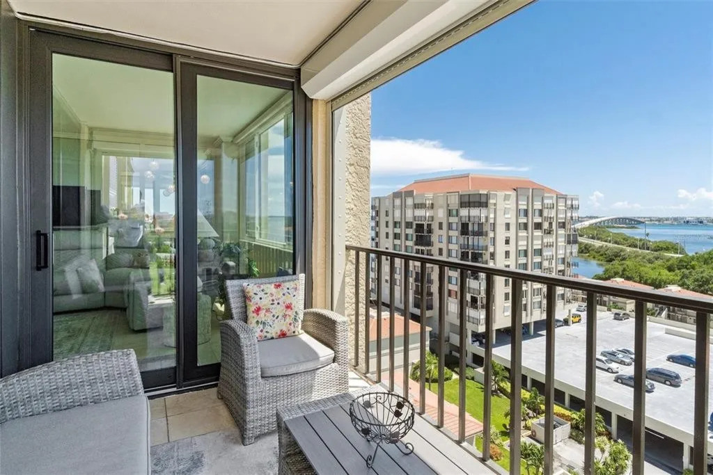Step out onto the private balcony and take in refreshing bay breezes and tranquil water views—an ideal spot for morning coffee or relaxing evenings.