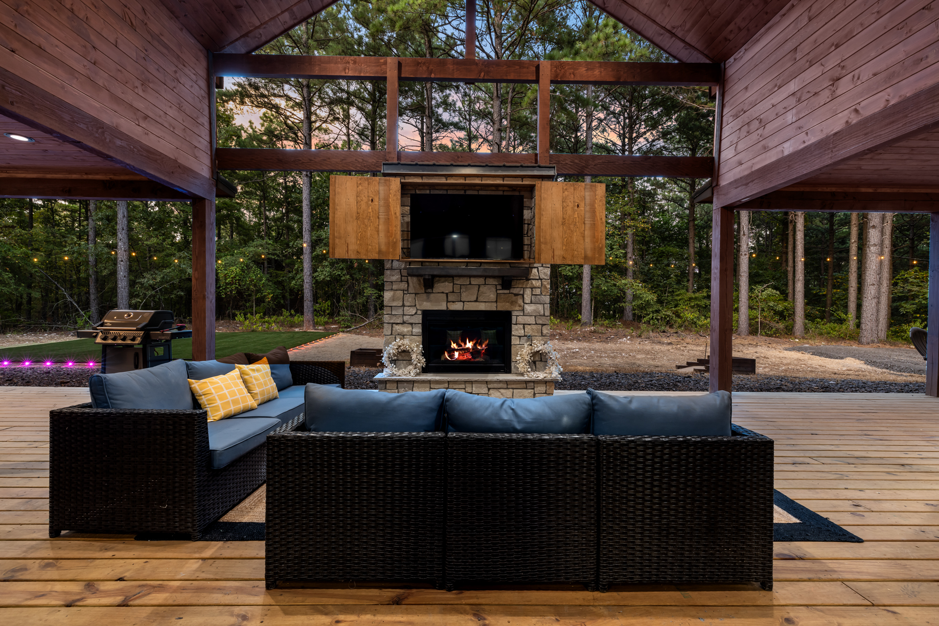 The Gathering Deck 🌲🔥
A spacious covered deck overlooking the pool, designed for slow mornings, football nights, fireside conversations, and outdoor dinners beneath the pines.