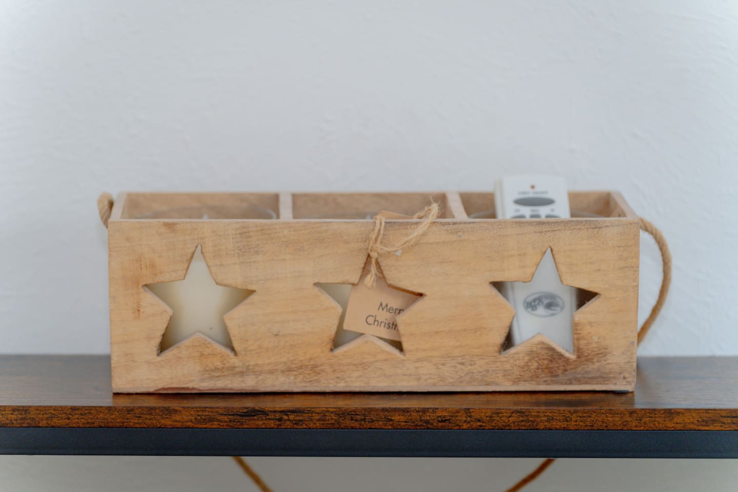Rustic star-themed decor adds a warm, welcoming touch.