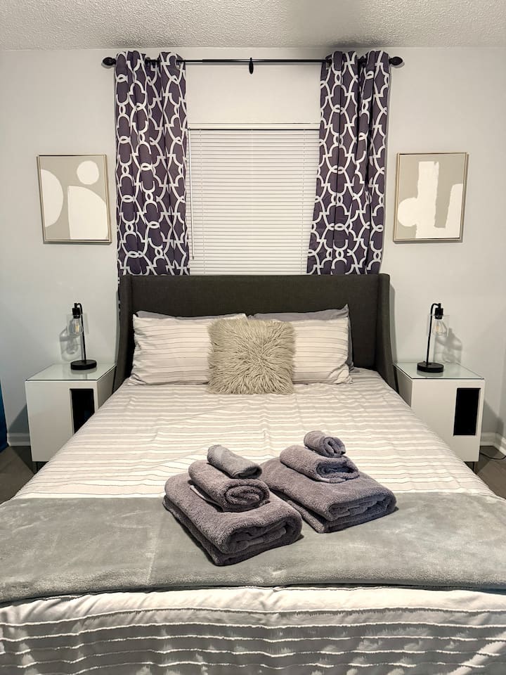Experience bold design at this Spring Hill Airbnb! Comfortable yet beautiful decor with black out drapes for restful sleep. #stylishBedroom #SpringHillAirbnb #FloridaAirbnb #UniqueStays