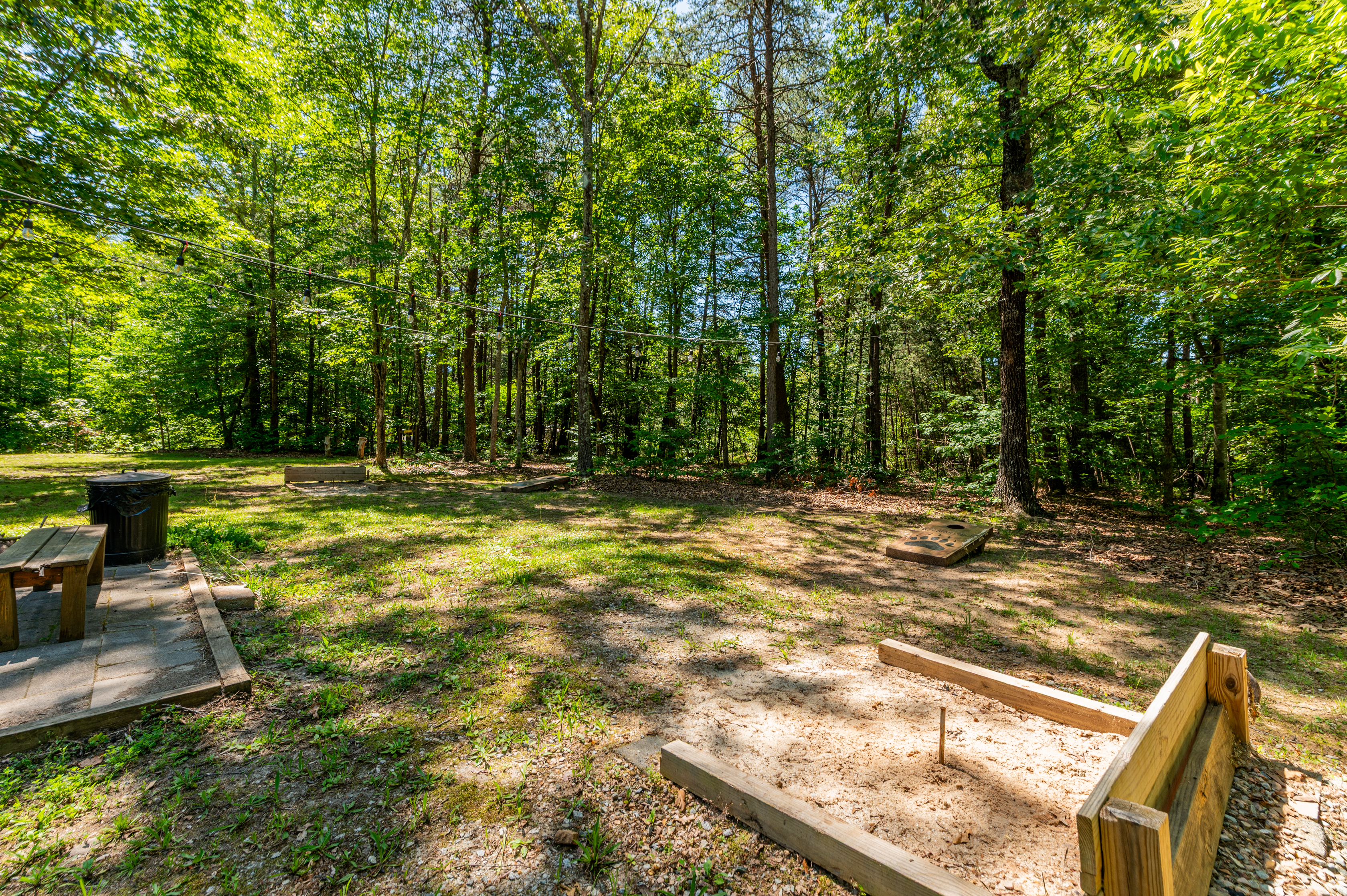 Outdoor Retreat: Enjoy games and laughter amid lush greenery and serene woodland views!