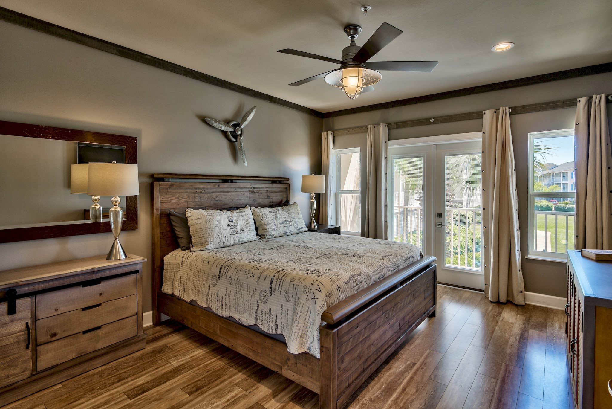 Master King Bedroom with Balcony access and en suite bath
