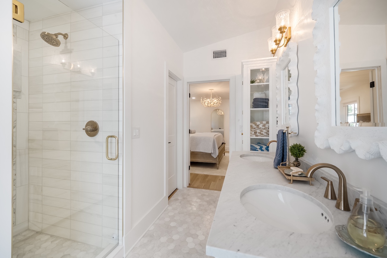 Primary Bath | 19 Sand Crab | IOP Escapes