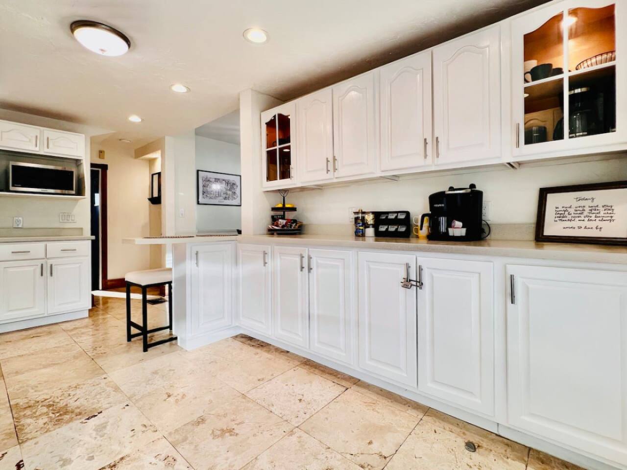 Modern full kitchen, equipped with top-of-the-line appliances and sleek finishes for a stylish cooking experience.