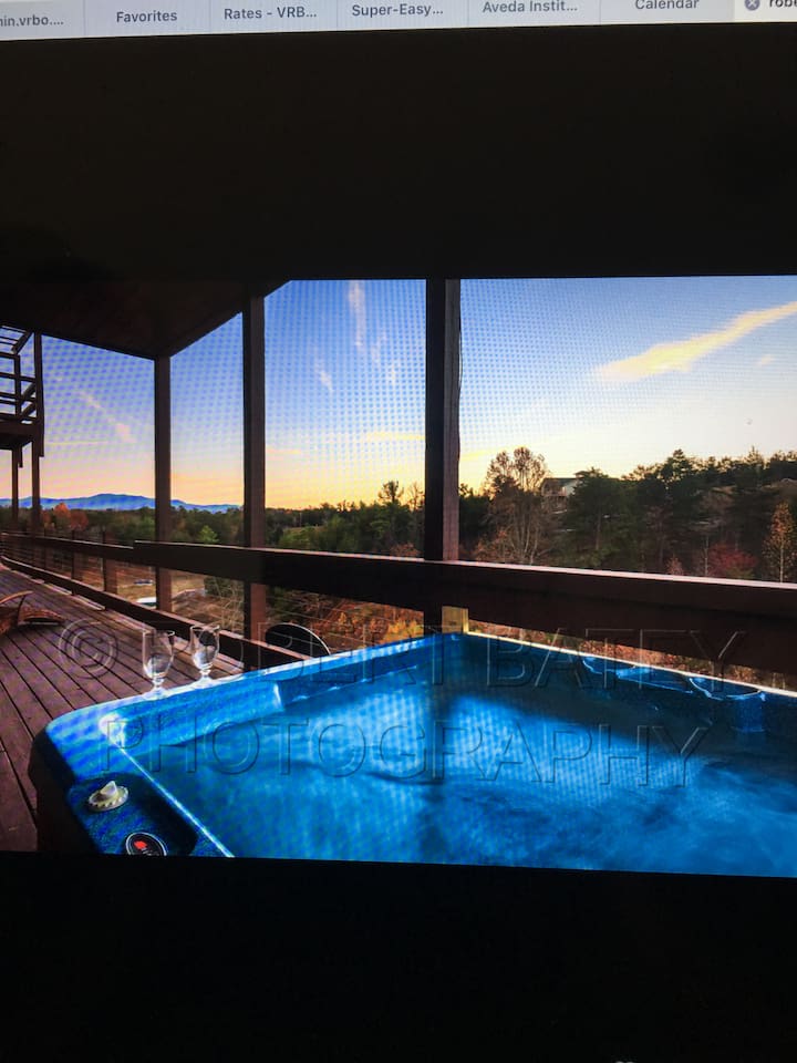 Hot tub, water is changed for every new guests.